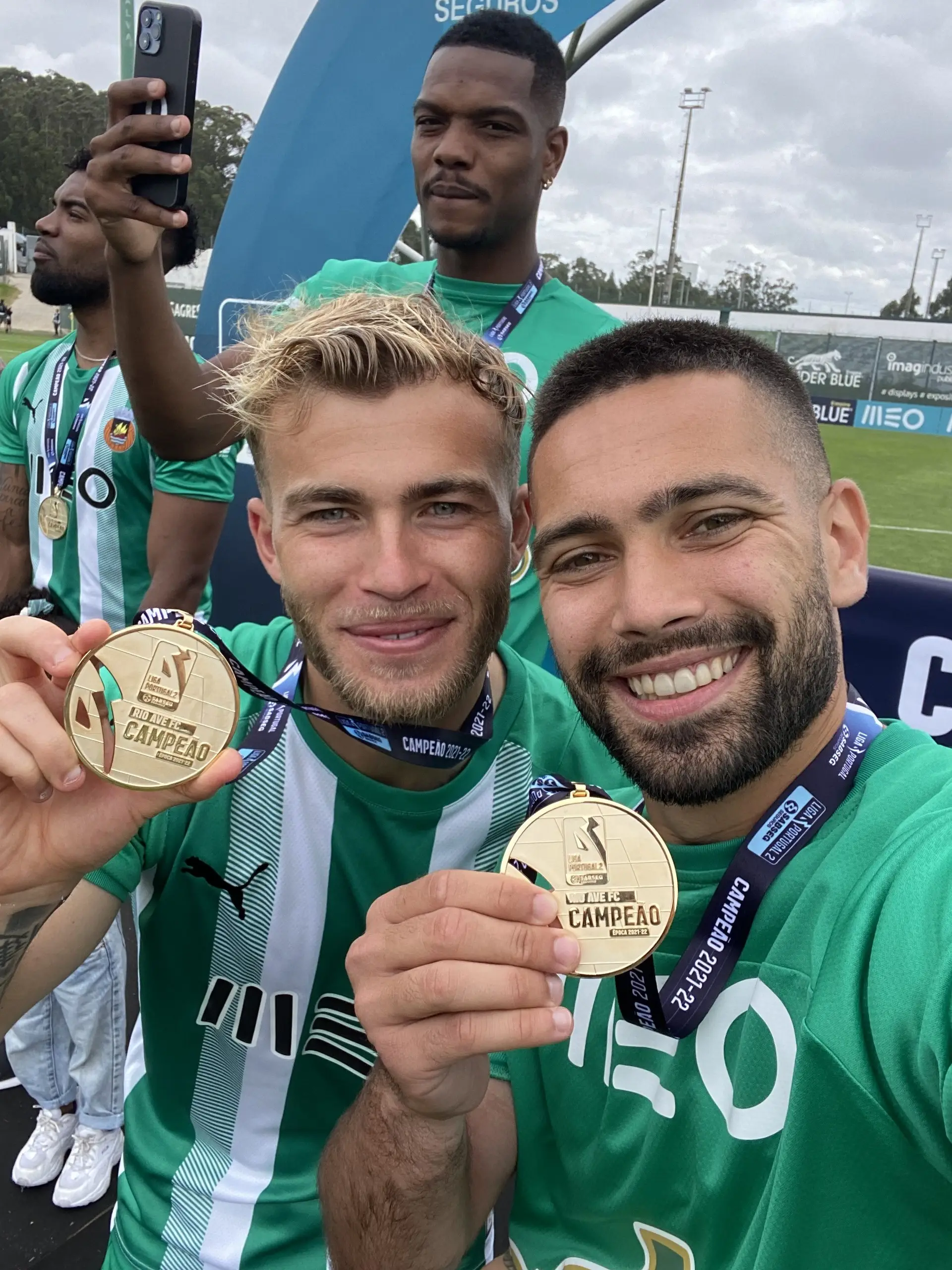 Guga e Joca com as medalhas de campeões da II Liga