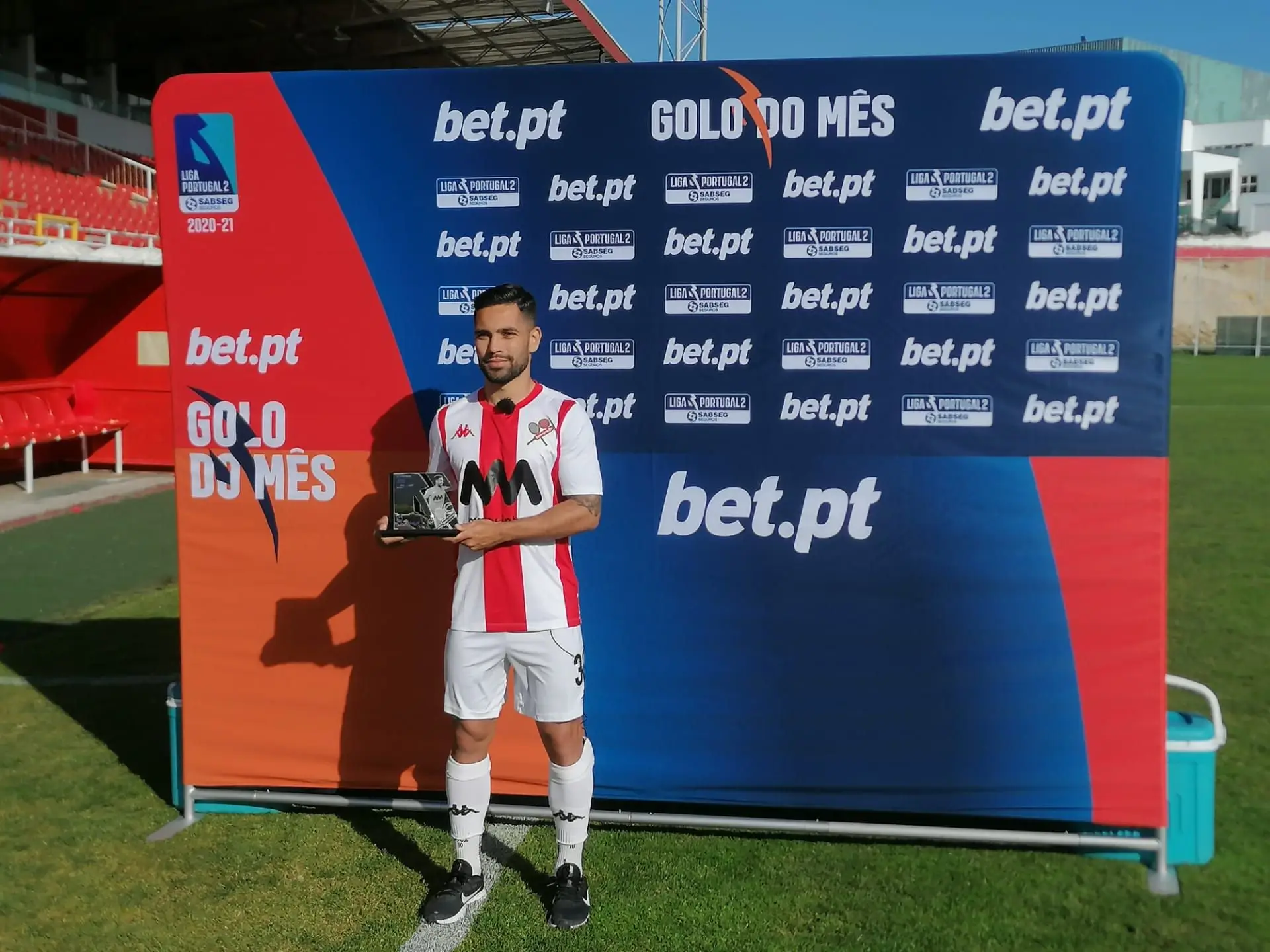 Com o troféu de MVP num jogo pelo Leixões, na II Liga
