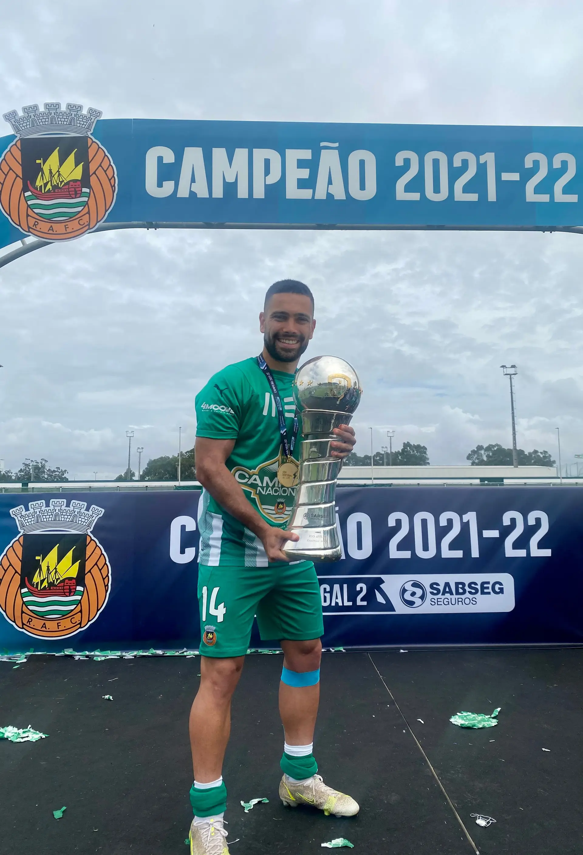 Joca com o troféu de campeão da II Liga pelo Rio Ave, m 2021/22