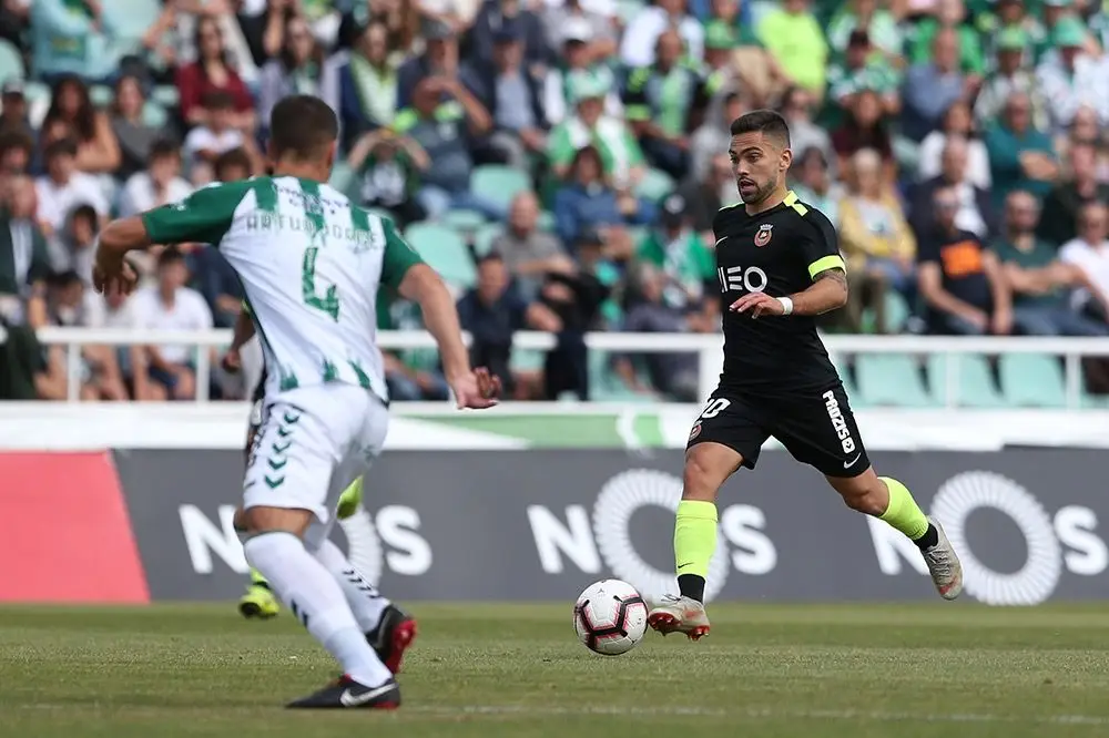 O extremo (à direita) em ação pelo Rio Ave