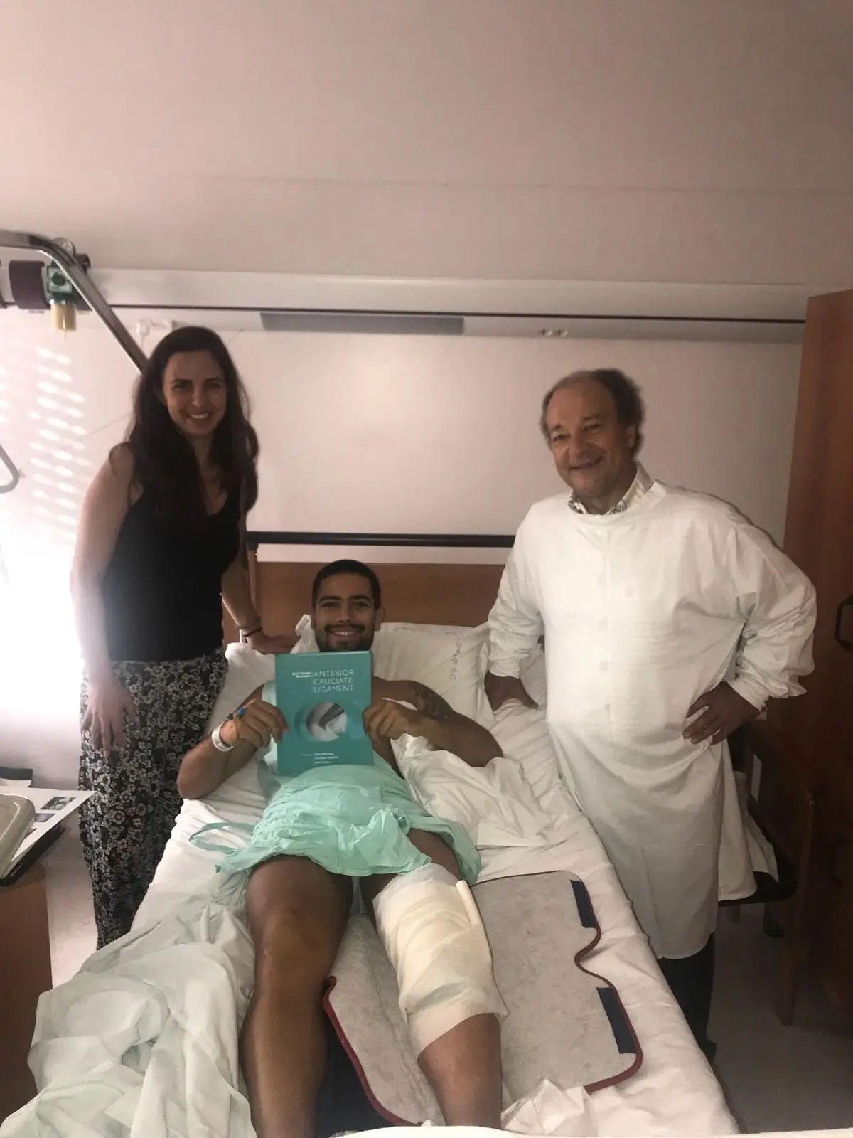 Joca sofreu uma lesão dos ligamentos cruzados e foi operado pelo Dr. Carlos Noronha. À esquerda, Margarida, a chefe do departamento e fisioterapia