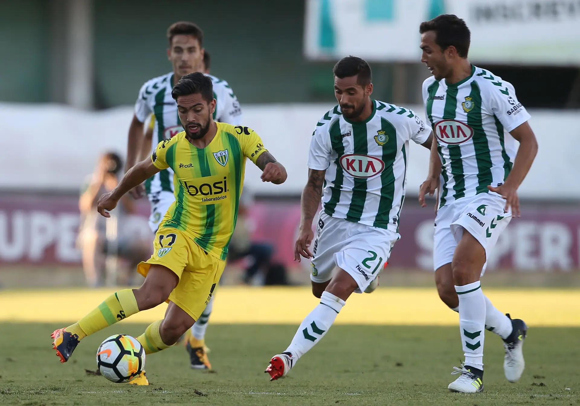 Joca com a bola, num jogo pelo CD Tondela contra o V. Setúbal2/