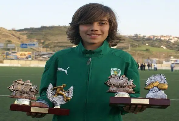 Aos 12 anos, com o prémios de melhor jogador e melhor marcador do Torneio Ponte Frielas