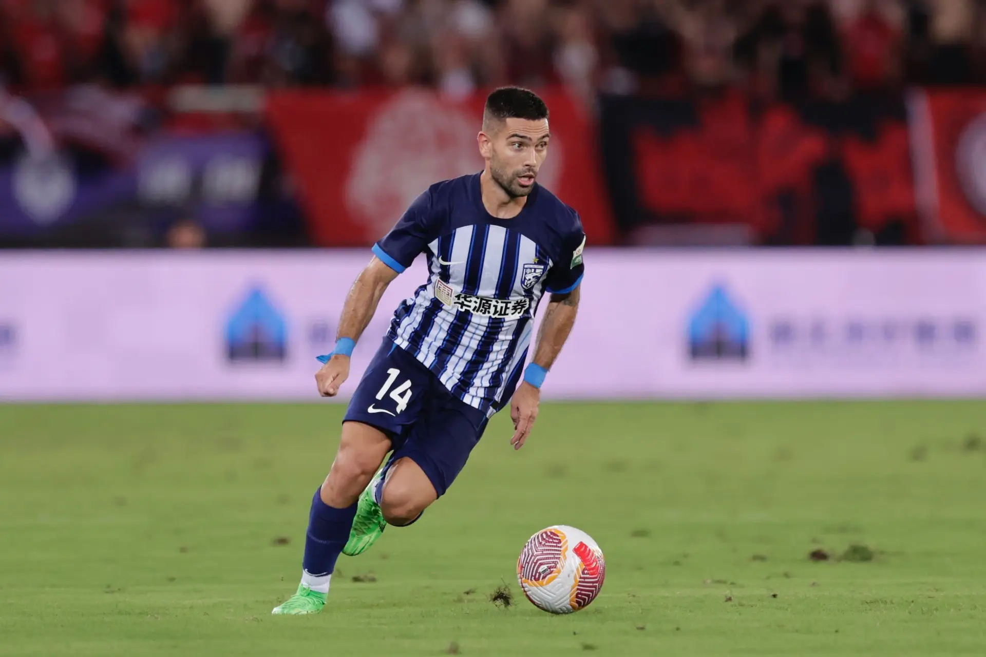 Em ação pelo clube chinês