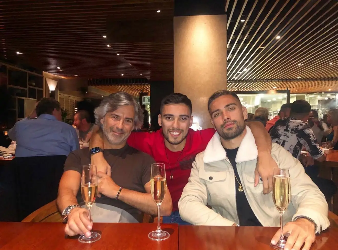 Joca (à direita) com o pai e o irmão (no meio) 