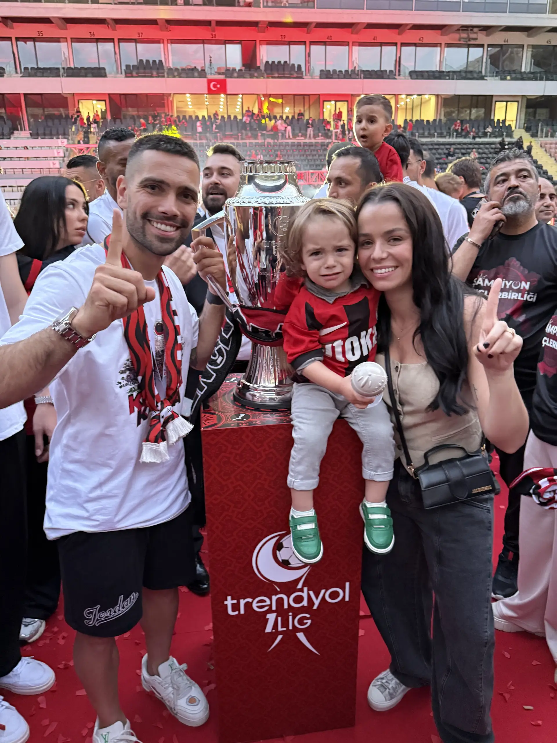 Joca com a mulher e filho na festa da subida do clube turco à I Liga