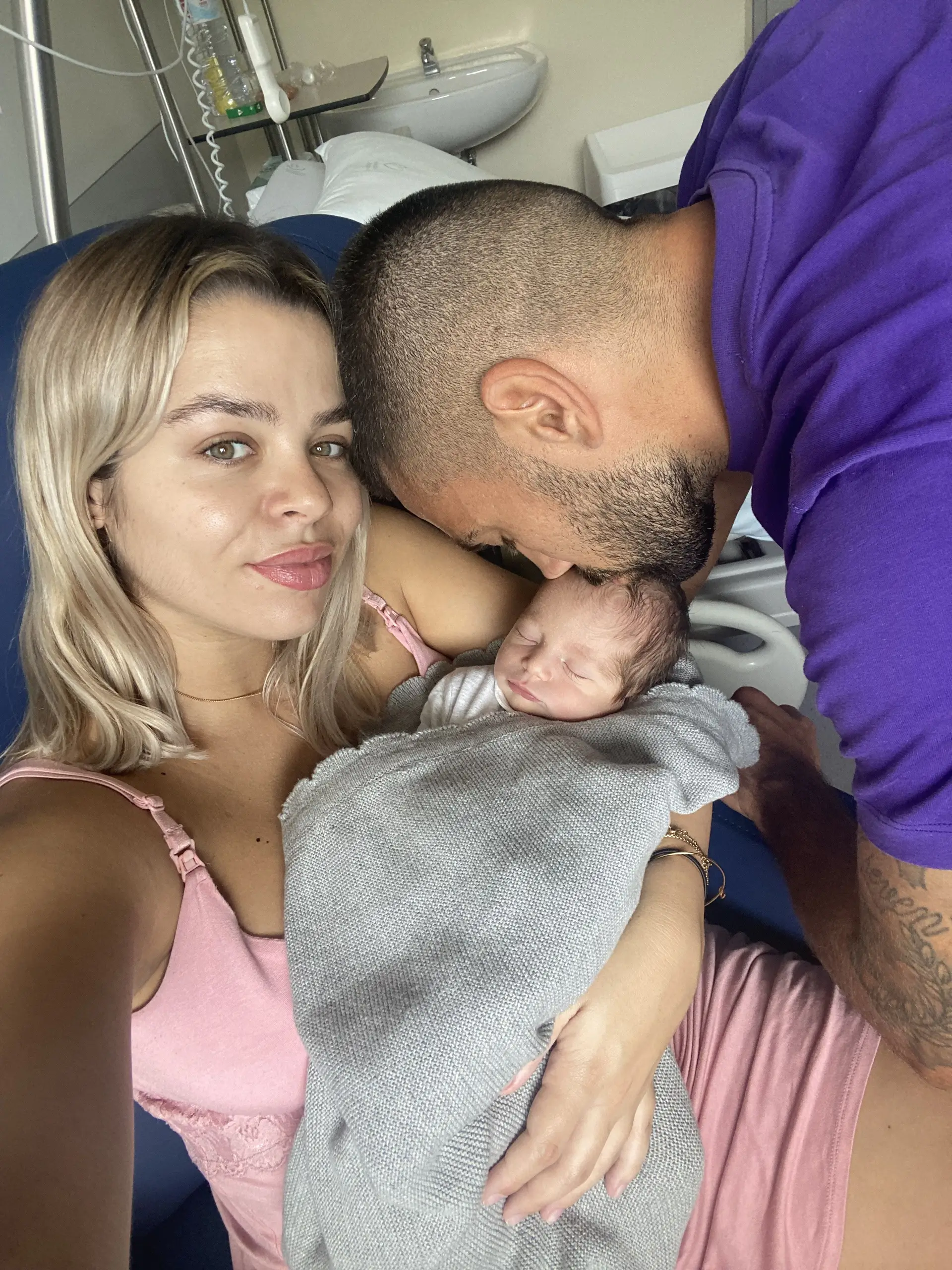 Com a mulher e o filho recém-nascido