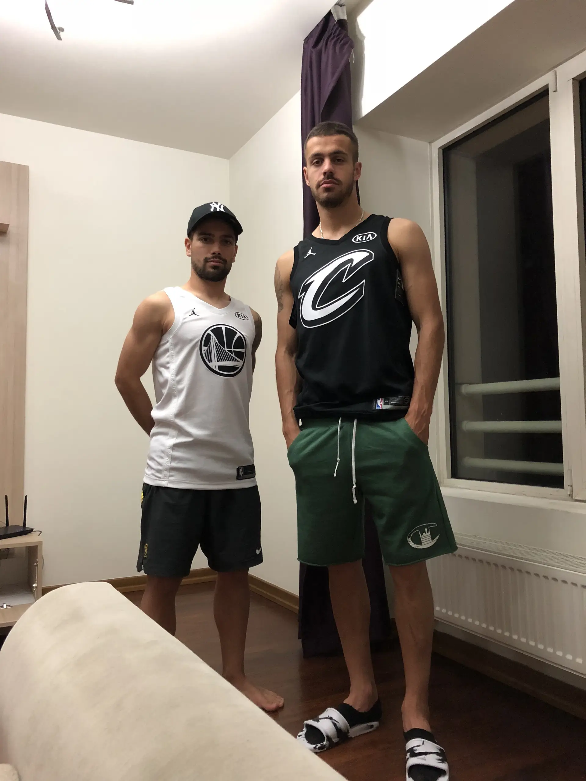 Joca com o amigo de infância e também profissional de futebol, Artur Jorge