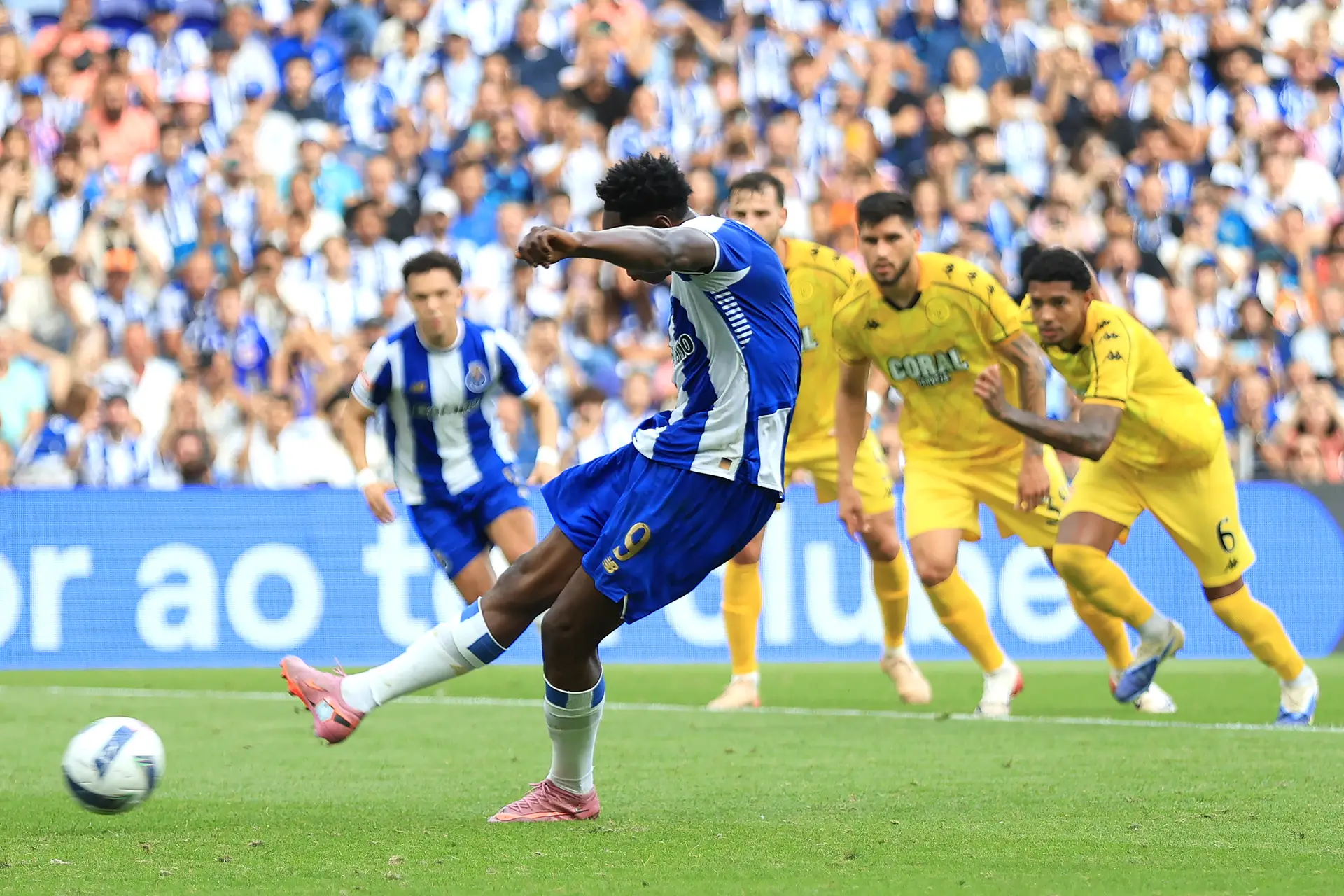 Samu transforma o penálti no 1-0
