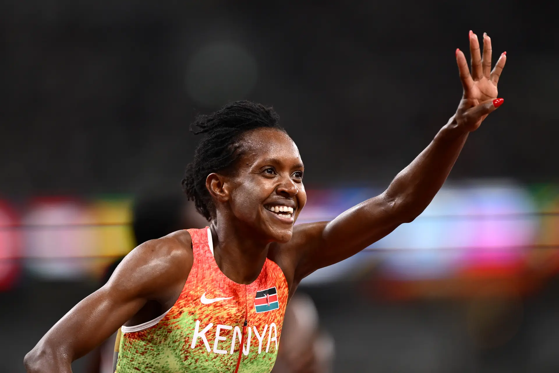 Quatro dedos, quatro títulos mundiais de Faith Kipyegon nos 1.500