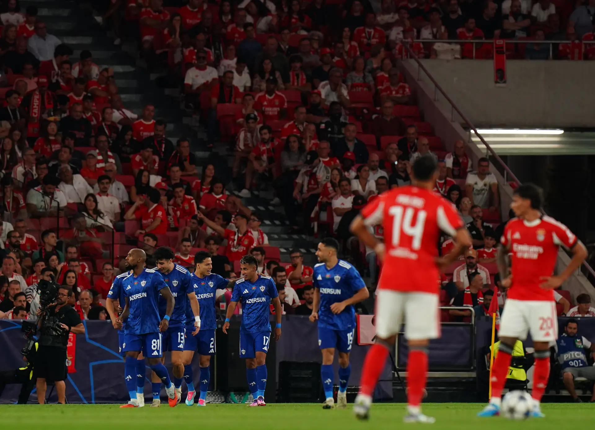 O Benfica não conseguiu fazer ouvidos moucos a uma Luz furiosa e sofreu um embaraço contra o Qarabag