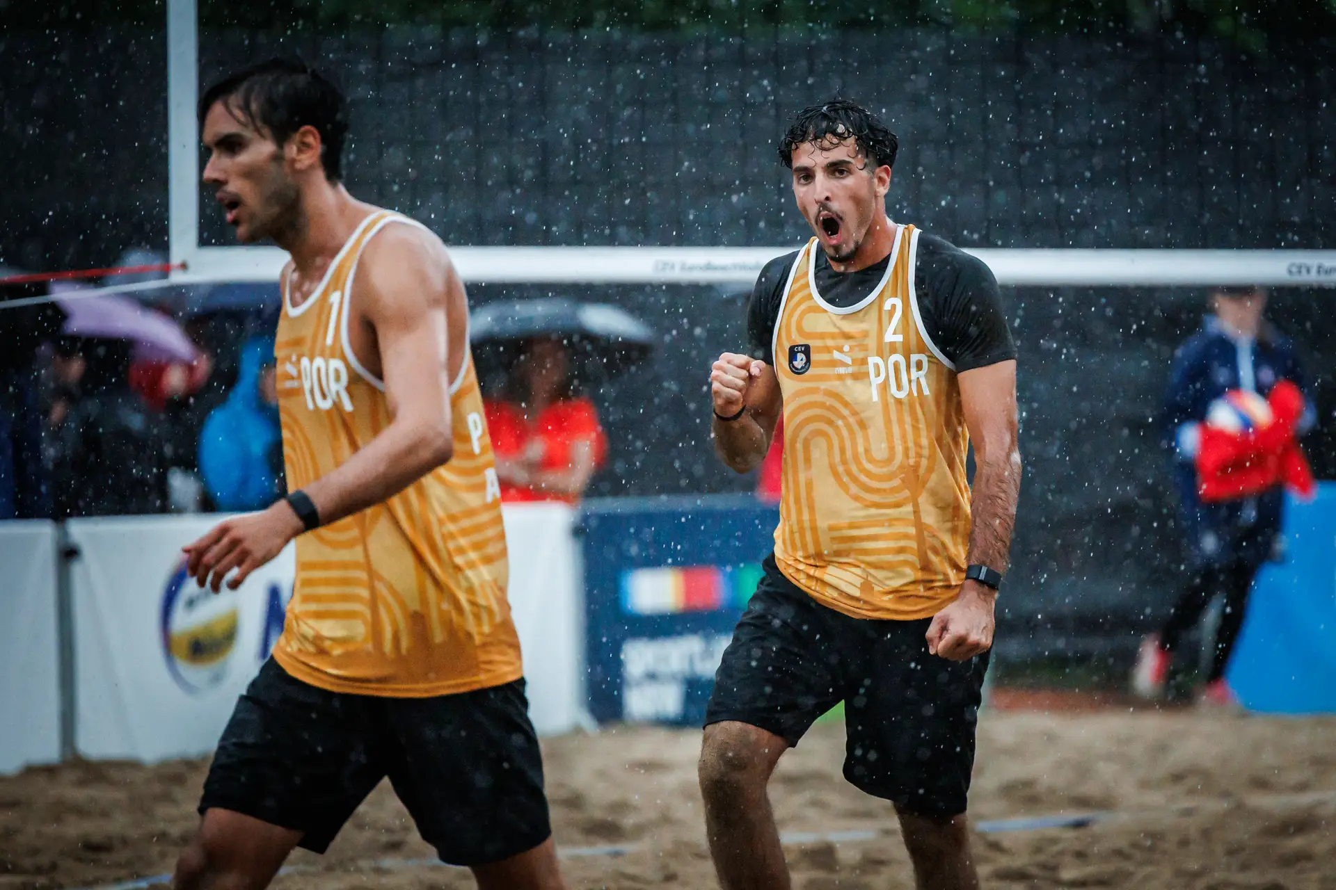 Na areia do Brasil, João Pedrosa e Hugo Campos ganharam à dupla que lidera o ranking mundial de voleibol de praia