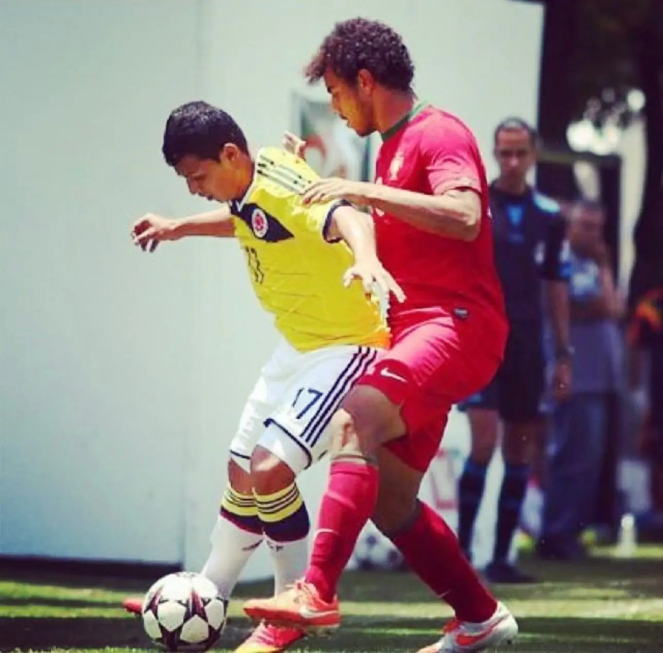 O médio (à direita) foi chamado pela primeira vez para representar Portugal, na seleção de sub 15