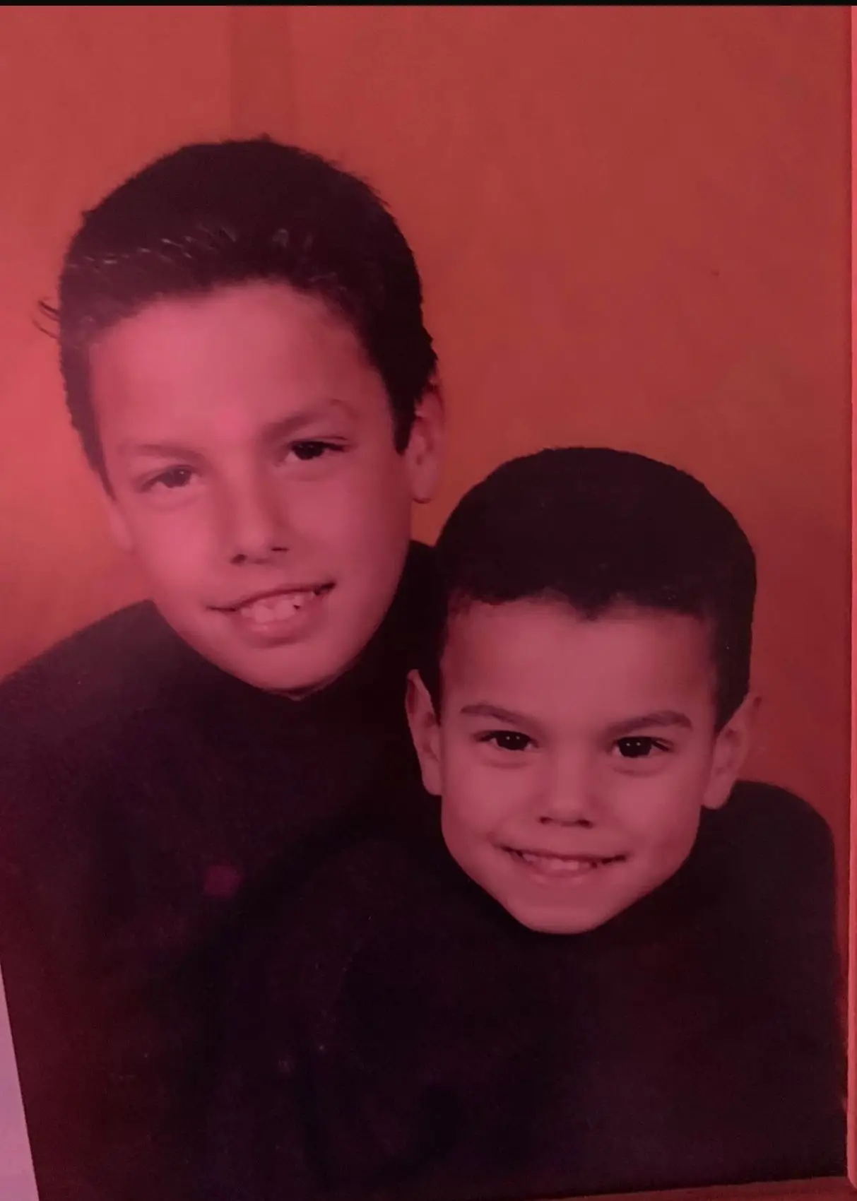 Pedro (à direita) com o irmão 