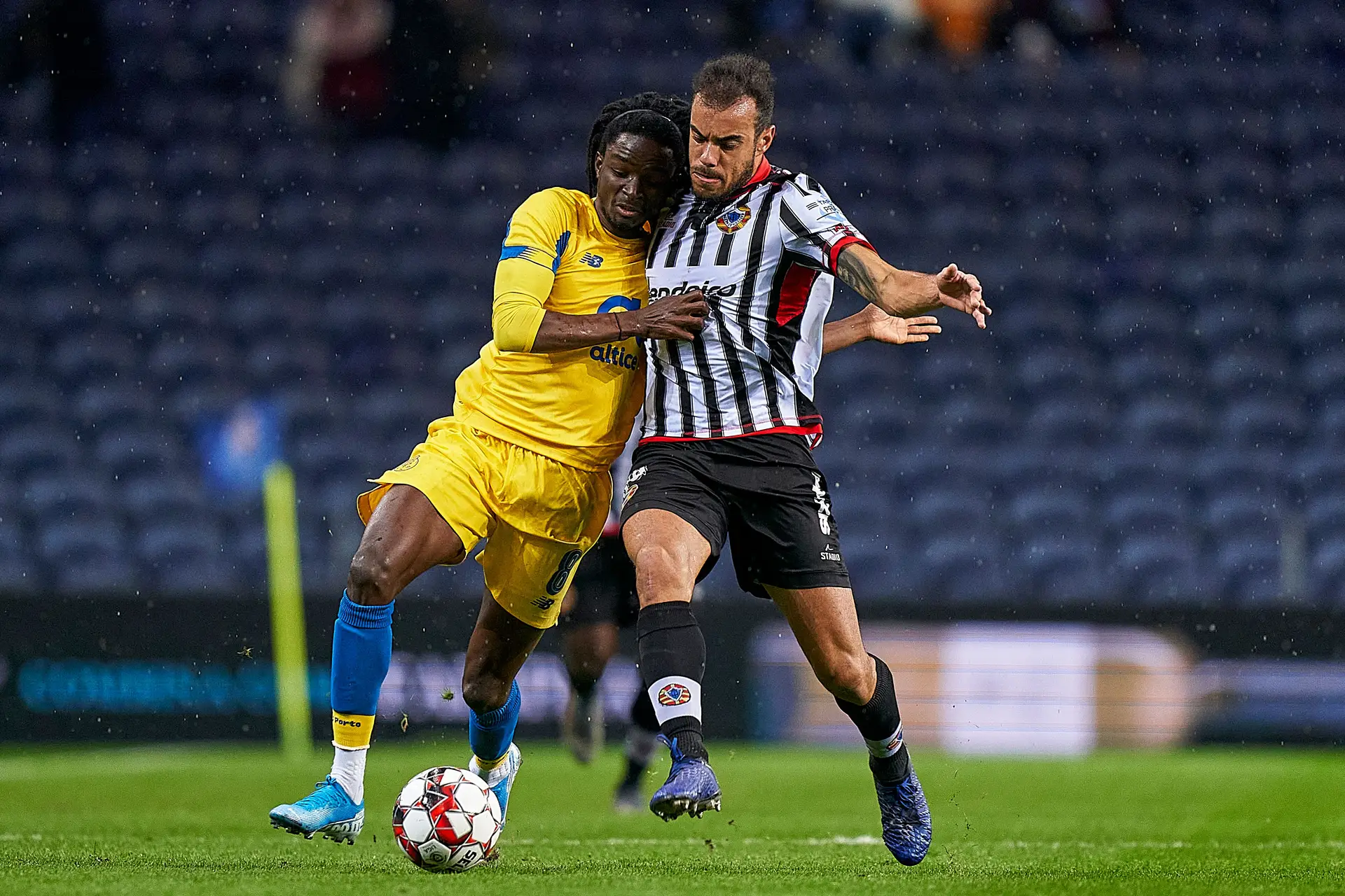 Na época 2019/20, Pedro Ferreira (à direita) assinou pelo Varzim