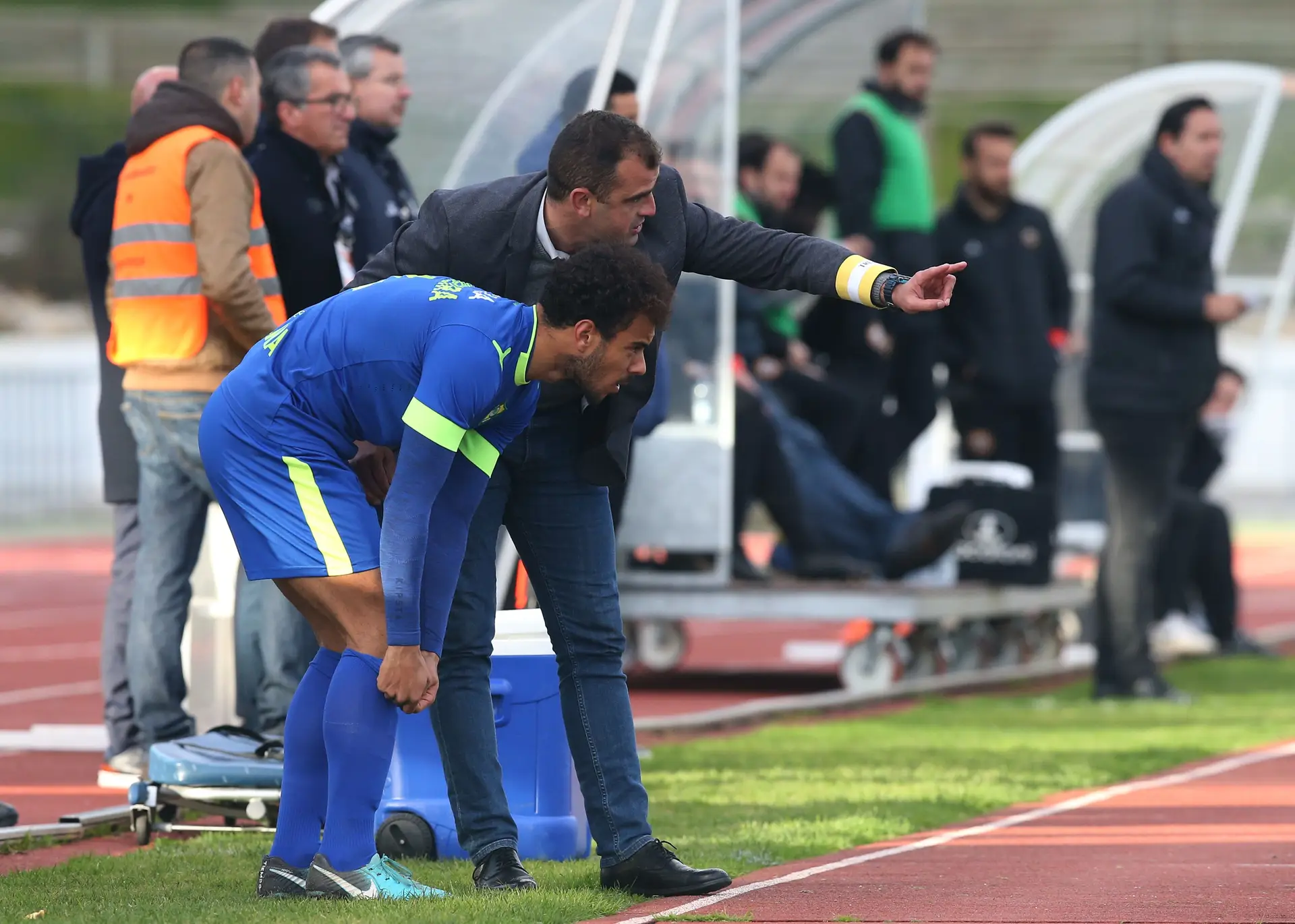 A receber instruções de Filipe Martins, antes de entrar e campo pelo CD Mafra