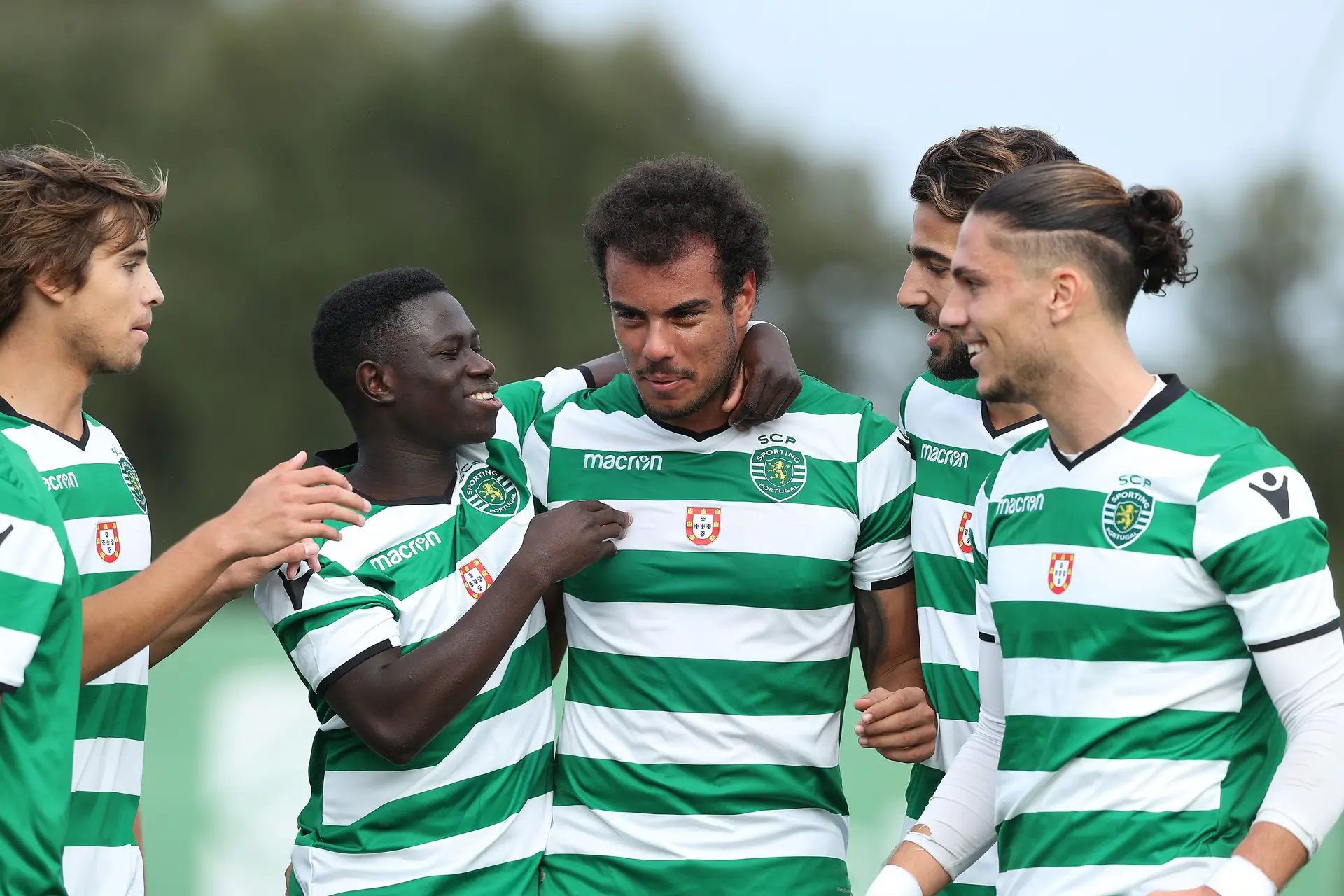 Pedro felicitado pelos colegas após marcar golo