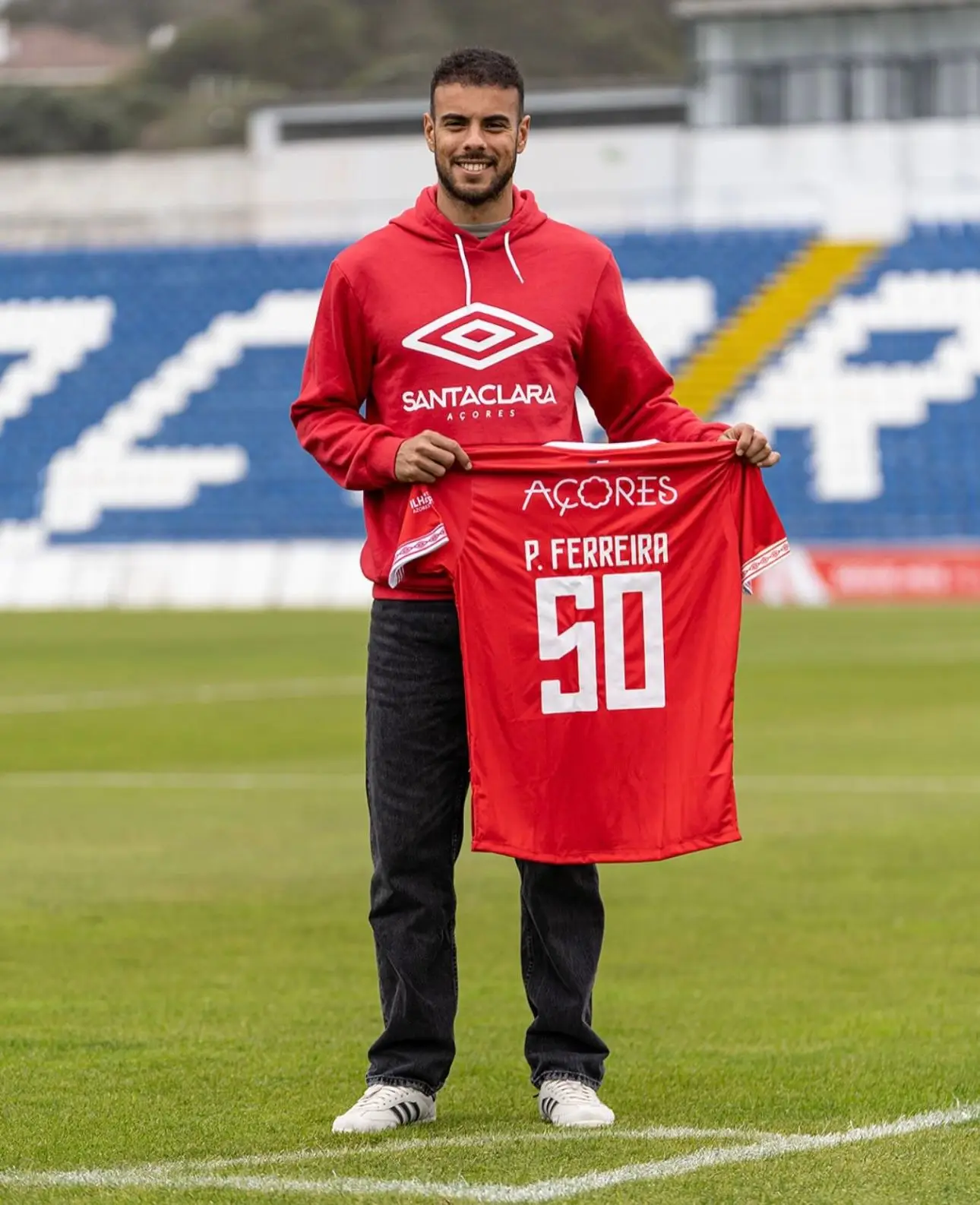 Pedro assinou pelo Santa Clara, em 2024