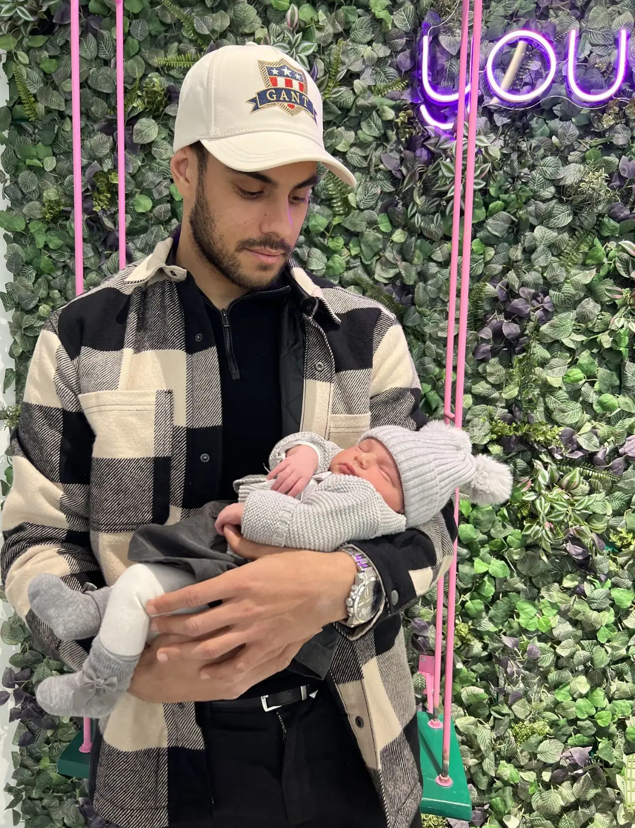 Pedro com a filha Martina, recém nascida