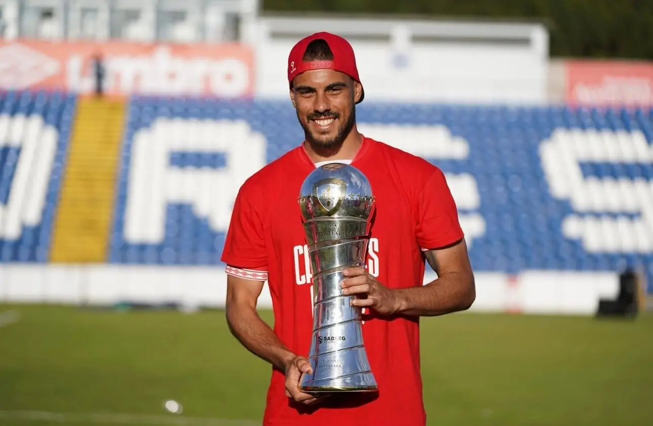 Pedro com o troféu de campeão da II Liga, pelo Santa Clara