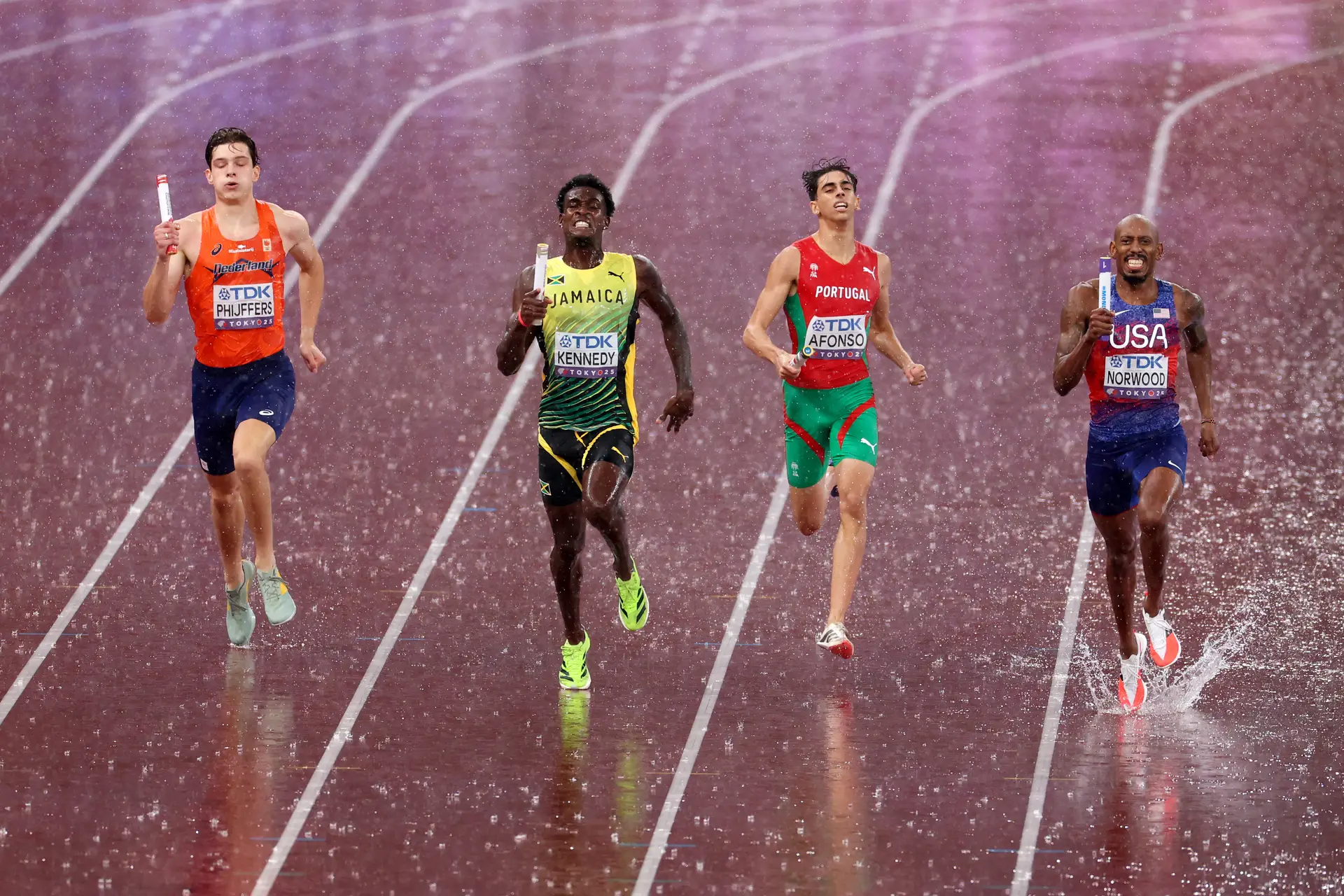 No dilúvio, o quarteto fantástico português deixou escorregar o testemunho e ficou em 9.º lugar na final dos 4x400 metros dos Mundiais