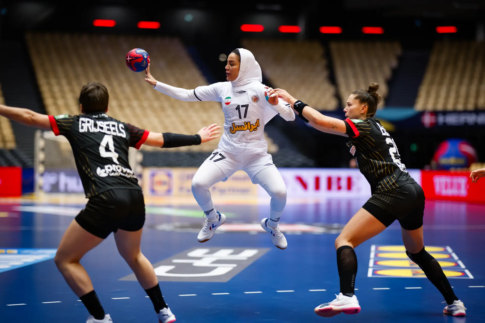Um jogo entre as seleções femininas de Irão e Alemanha, em 2023