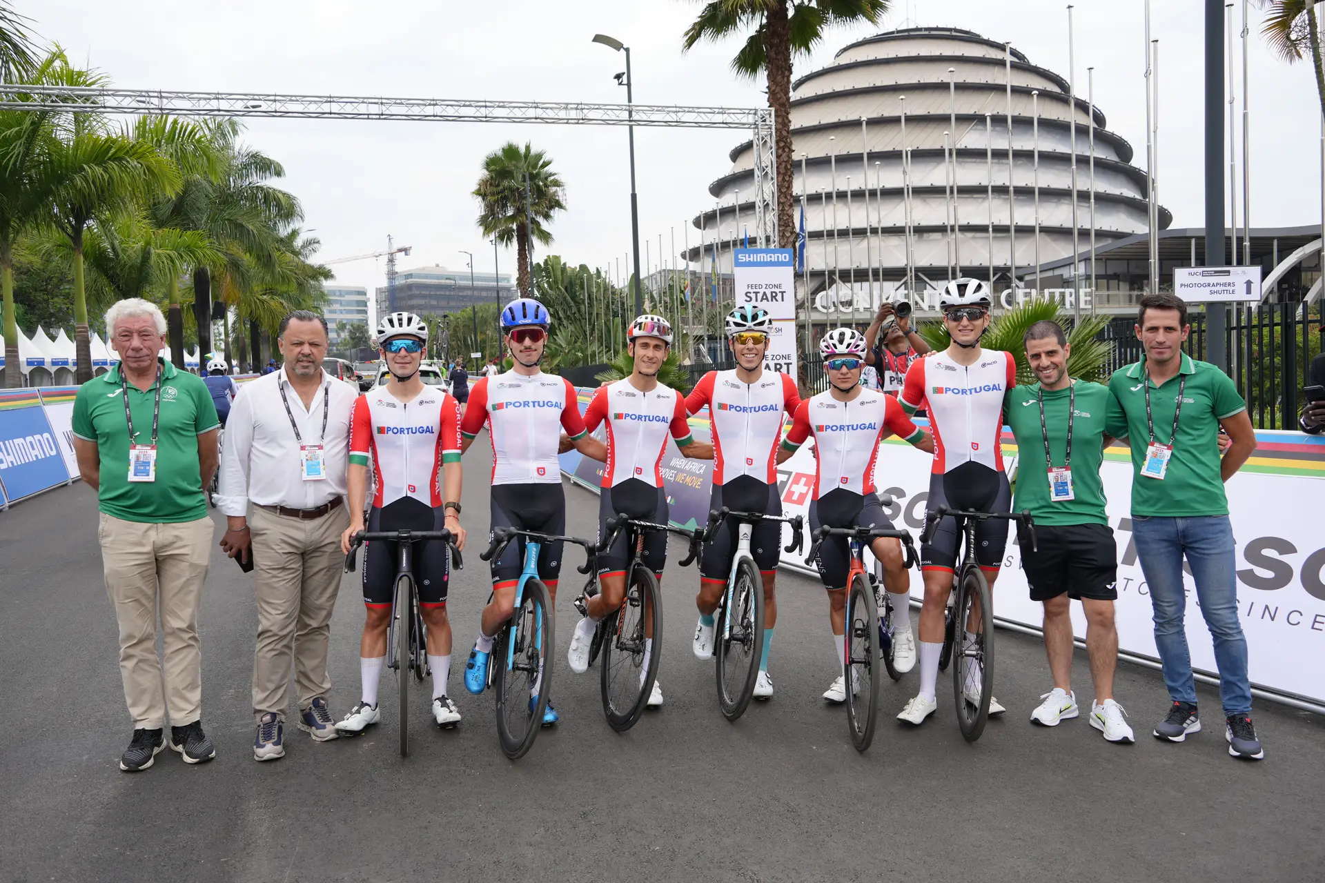 Parte da comitiva portuguesa que está no Ruanda. Na ponta esquerda está José Poeira, o selecionador, com Cândido Barbosa, presidente da Federação, ao lado