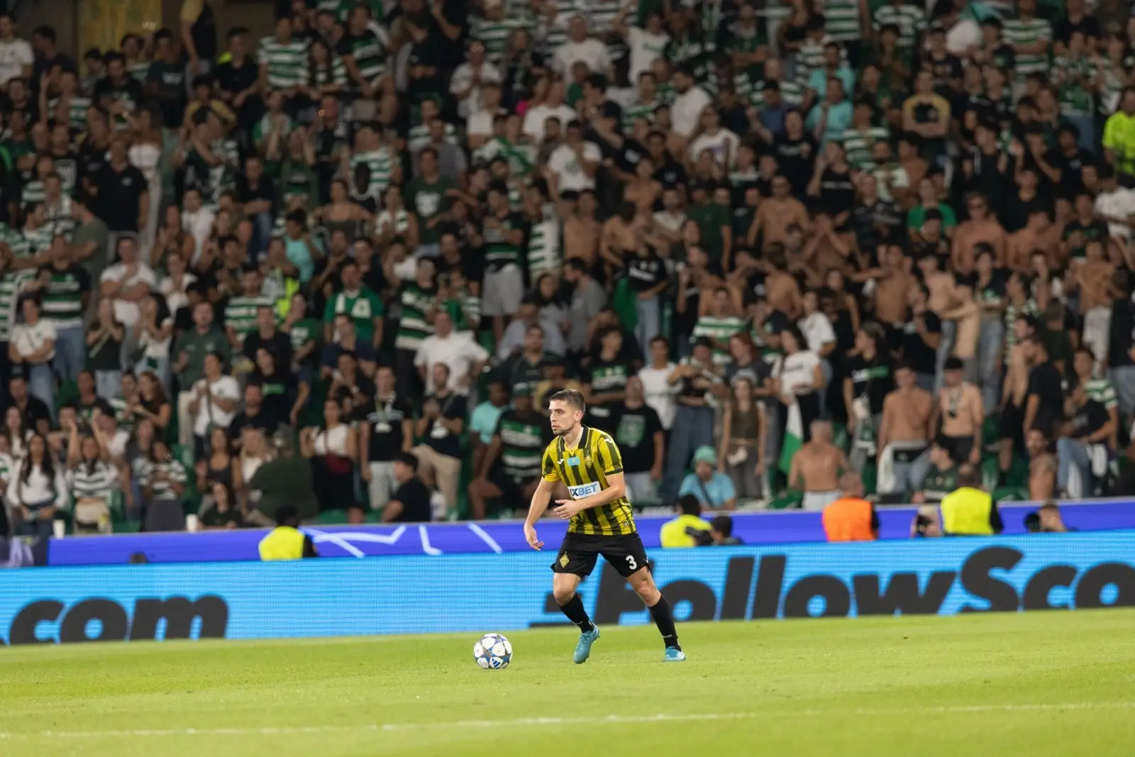 O lateral português tem contrato com o Kairat até dezembro de 2026 