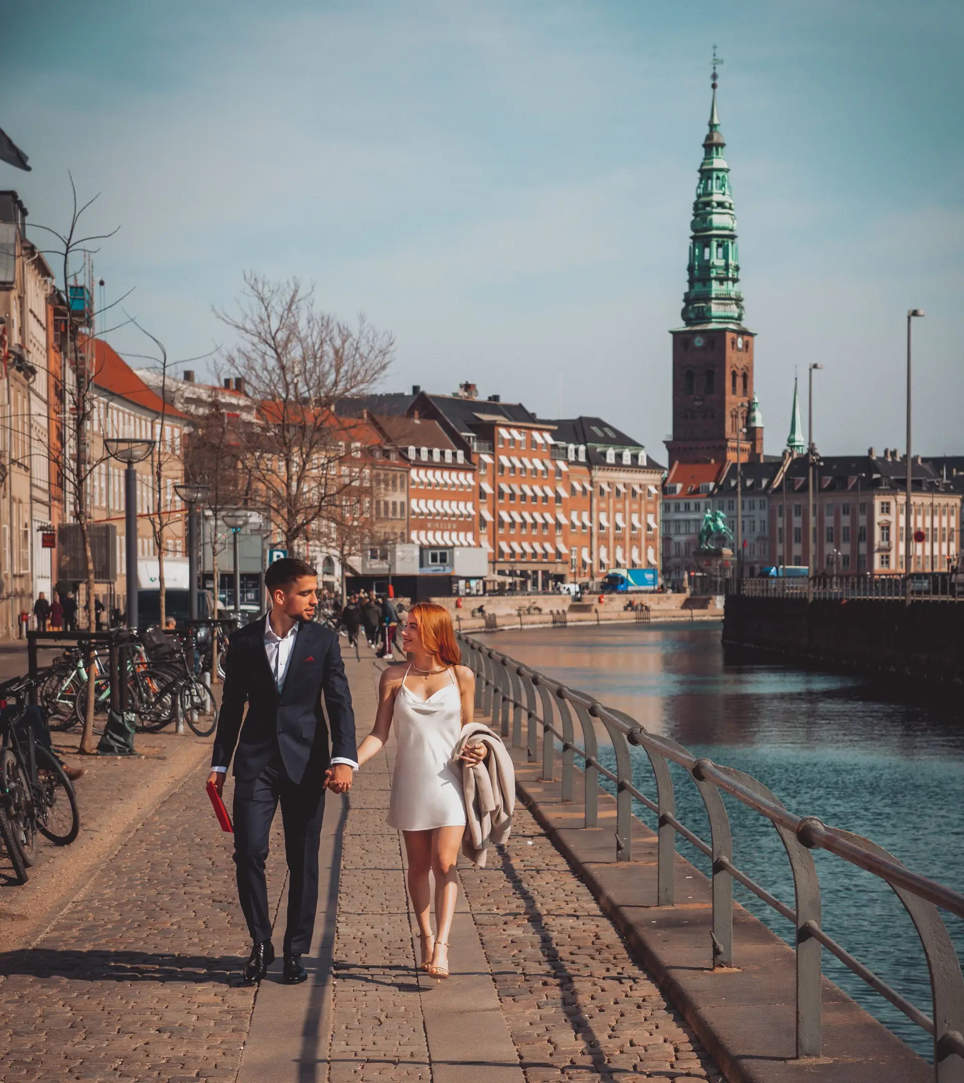 O lateral no dia do casamento, em Copenhaga, com Kelly Aguiar