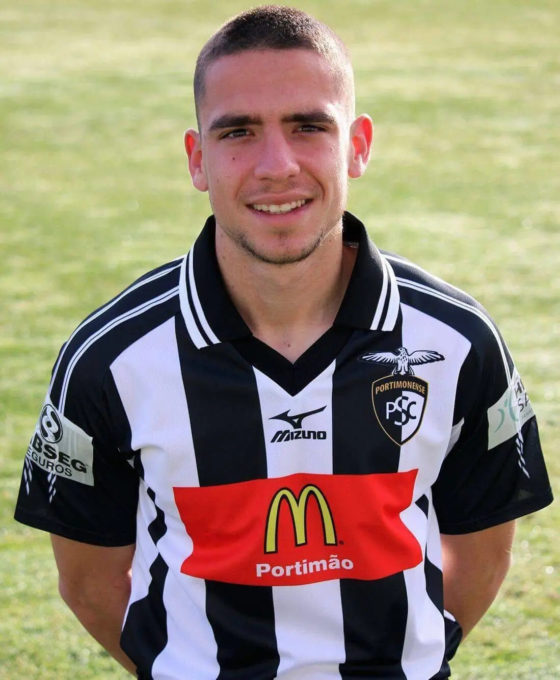 A meio da época 2016/17, o lateral foi emprestado ao Portimonense
