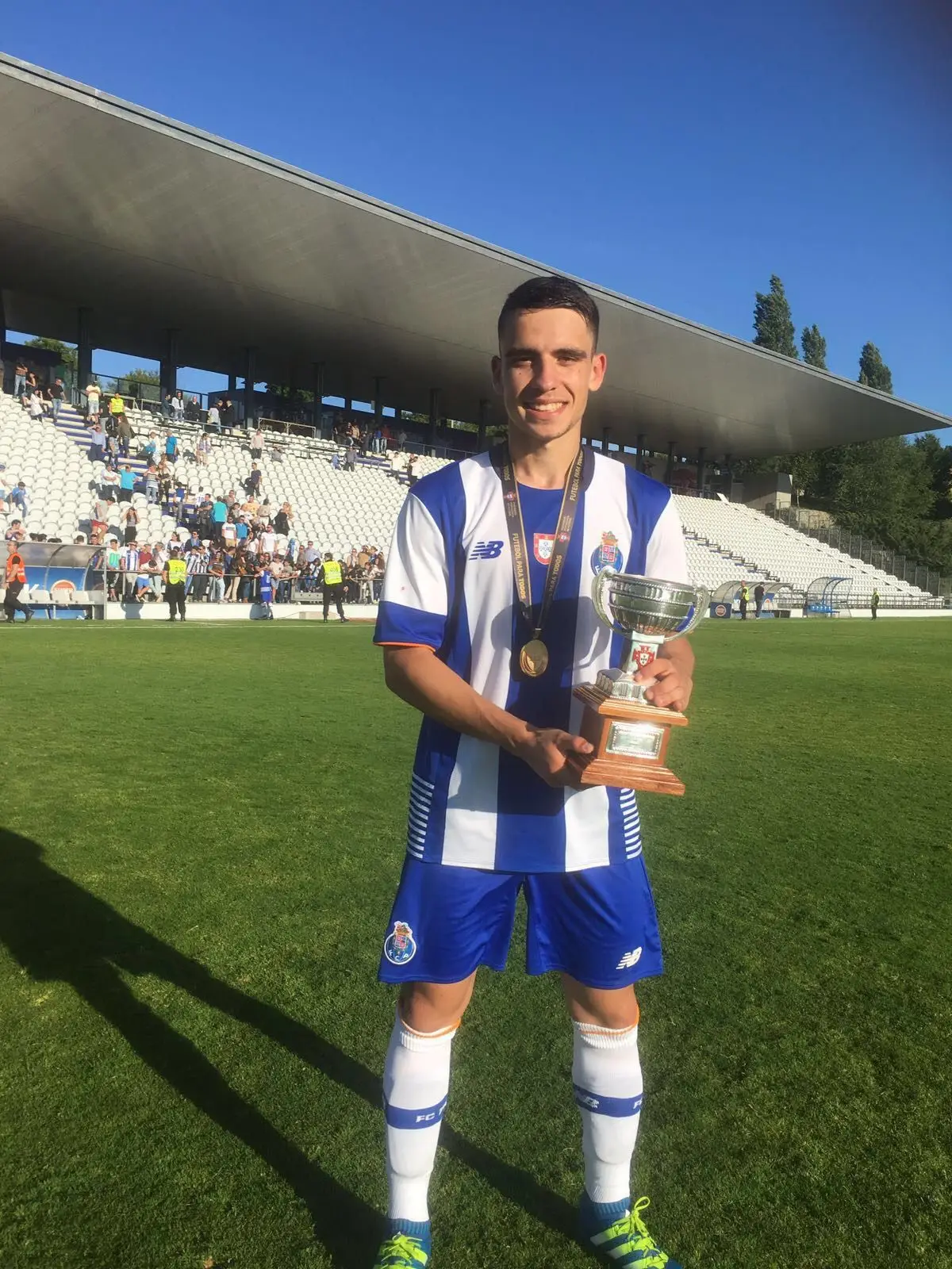 O lateral com o troféu de campeão nacional de juniores