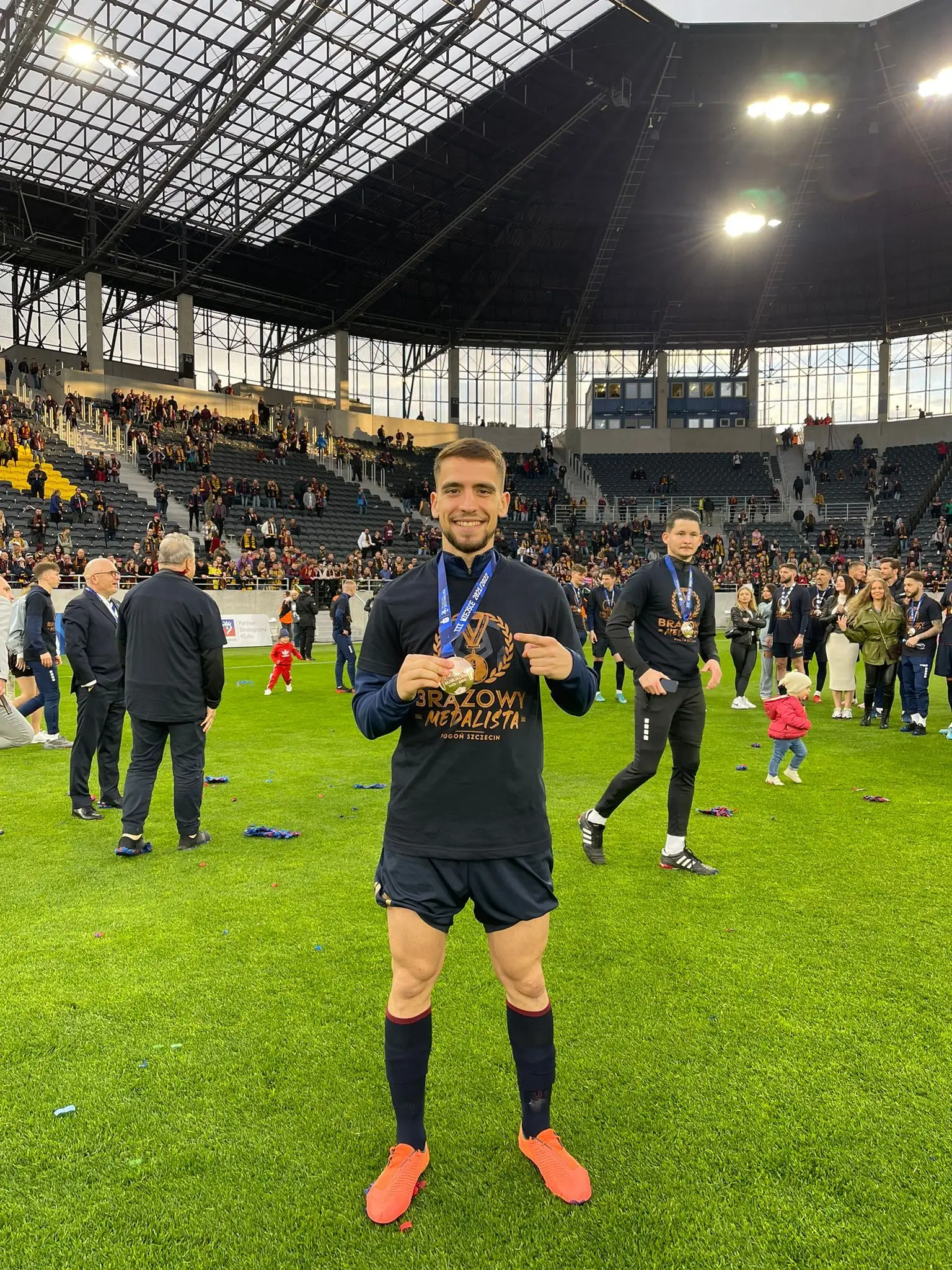 O lateral com a medalha de 3º classificado a liga polaca, pelo Pogon Szczecin 
