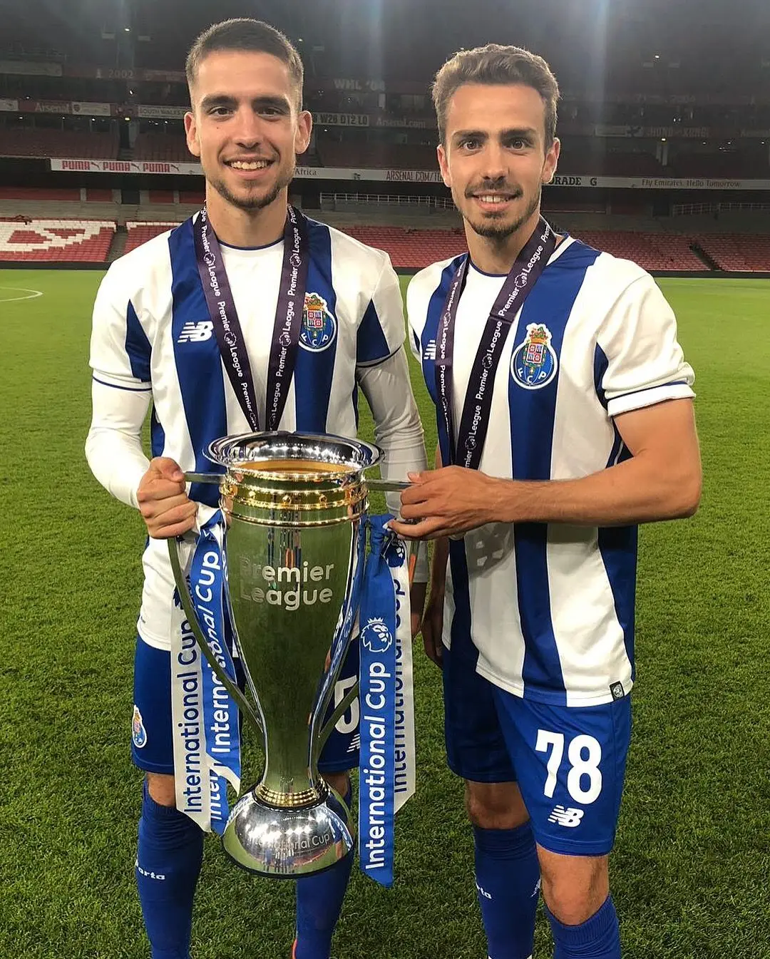 Luis com João Cardoso e a Taça da Premier League Internacional que conquistou com a equipa B do FCP