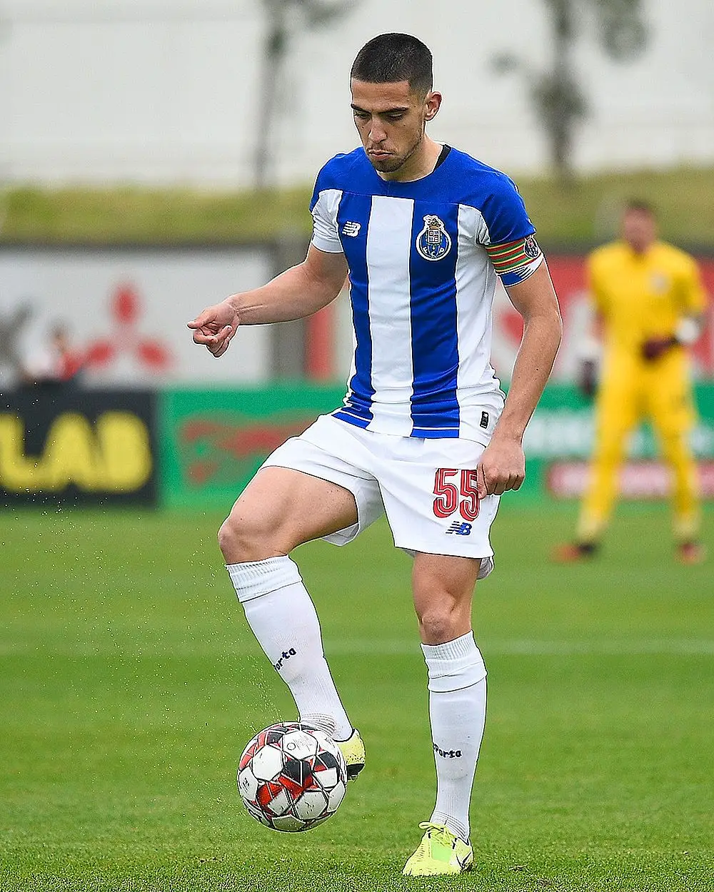 O jovem lateral fez toda a formação no FCP 
