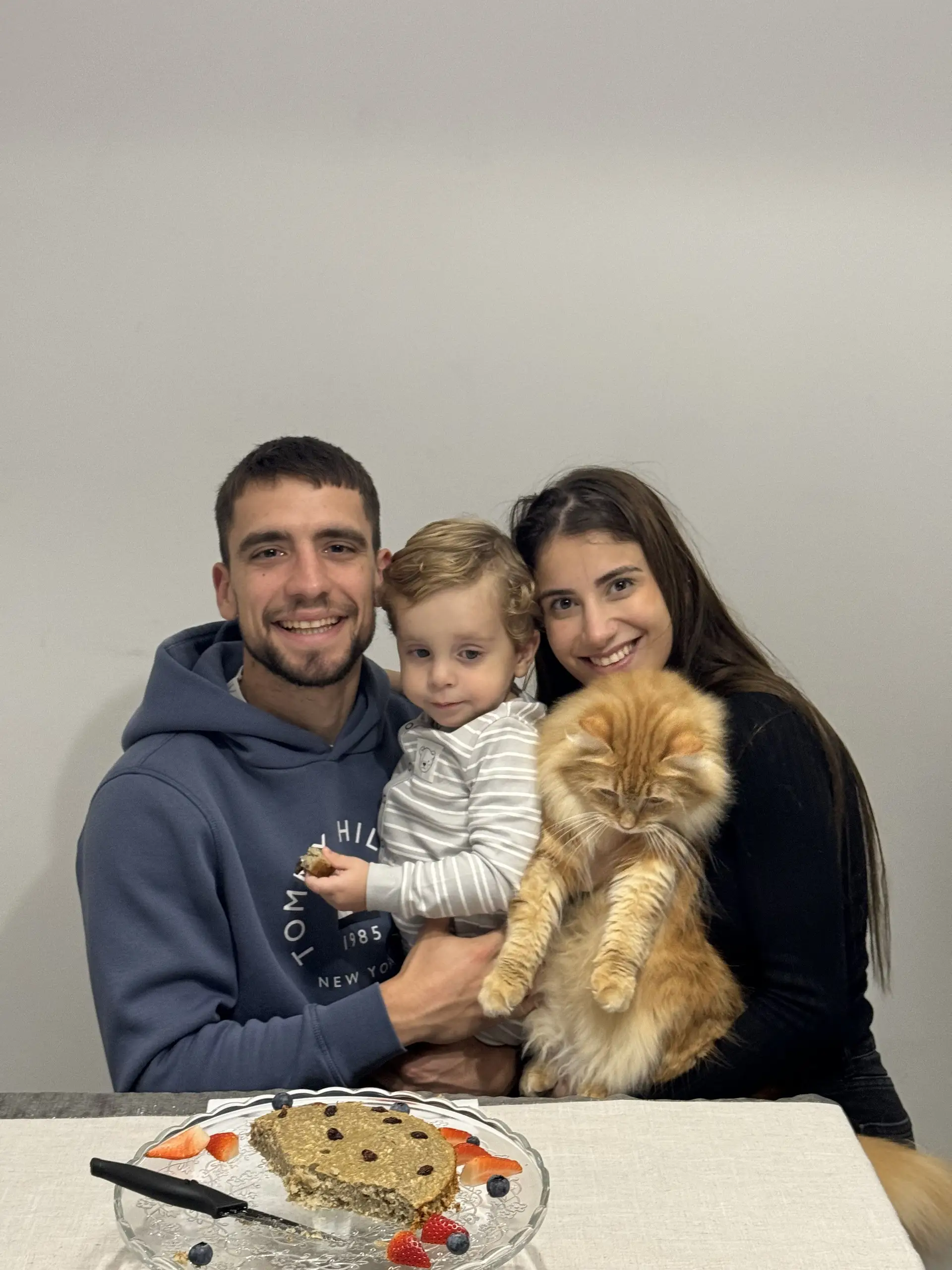 Luís com o filho Benjamim, a mulher e a gata Lucky