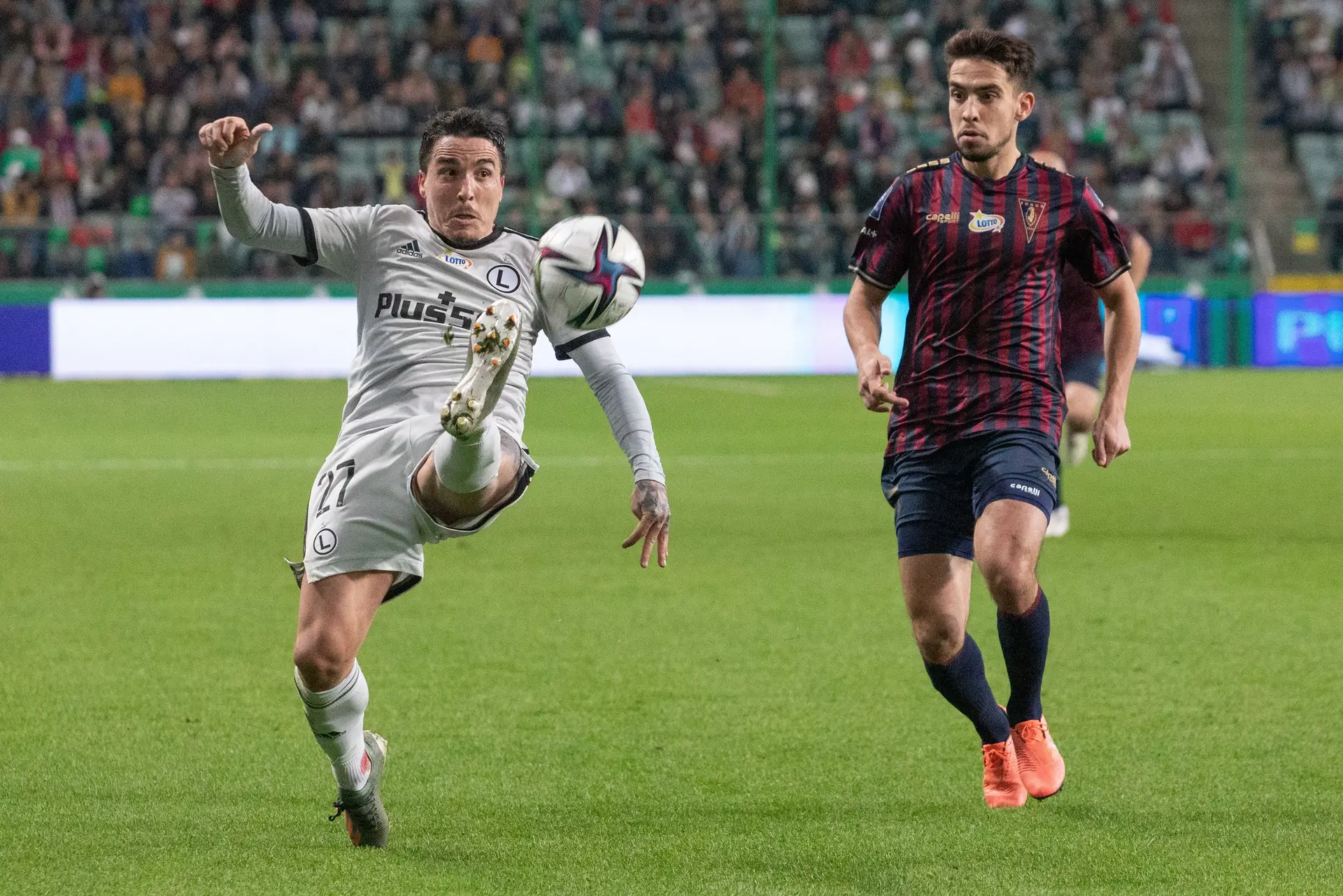 Os portugueses Josué e Luís (à direita) durante o encontro Legia Warsaw - Pogon Szczecin, em 2021