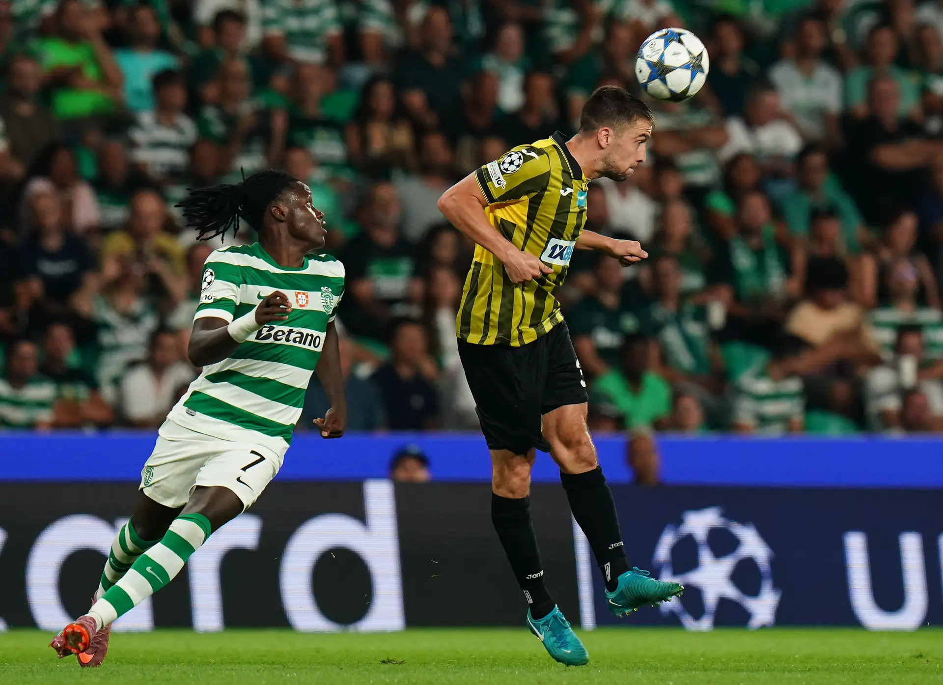 Kenda e Luís (à direita) durante o jogo Sporting-Kairat, da Liga dos Campeões