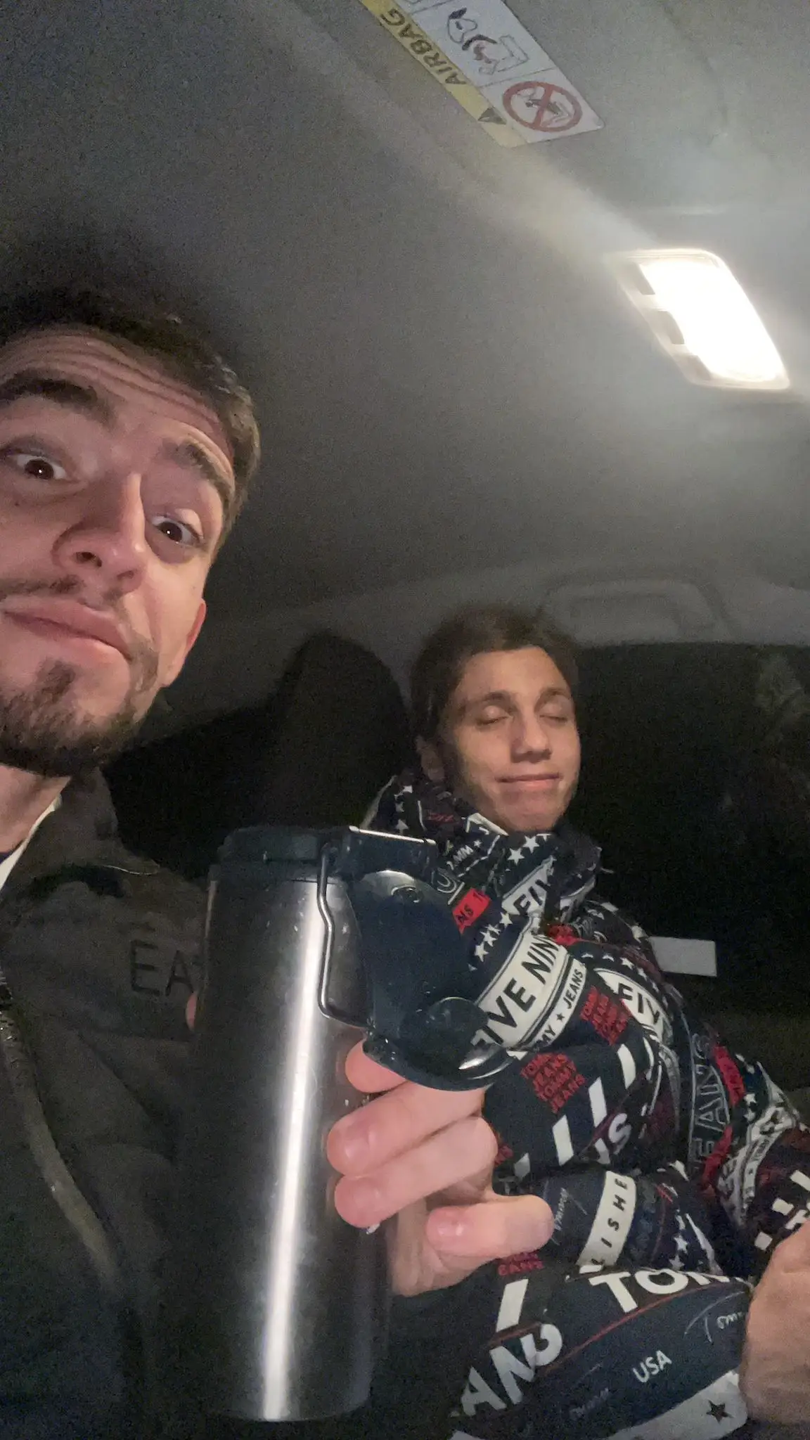 Luís com Luka Zahovic no carro a beber chá