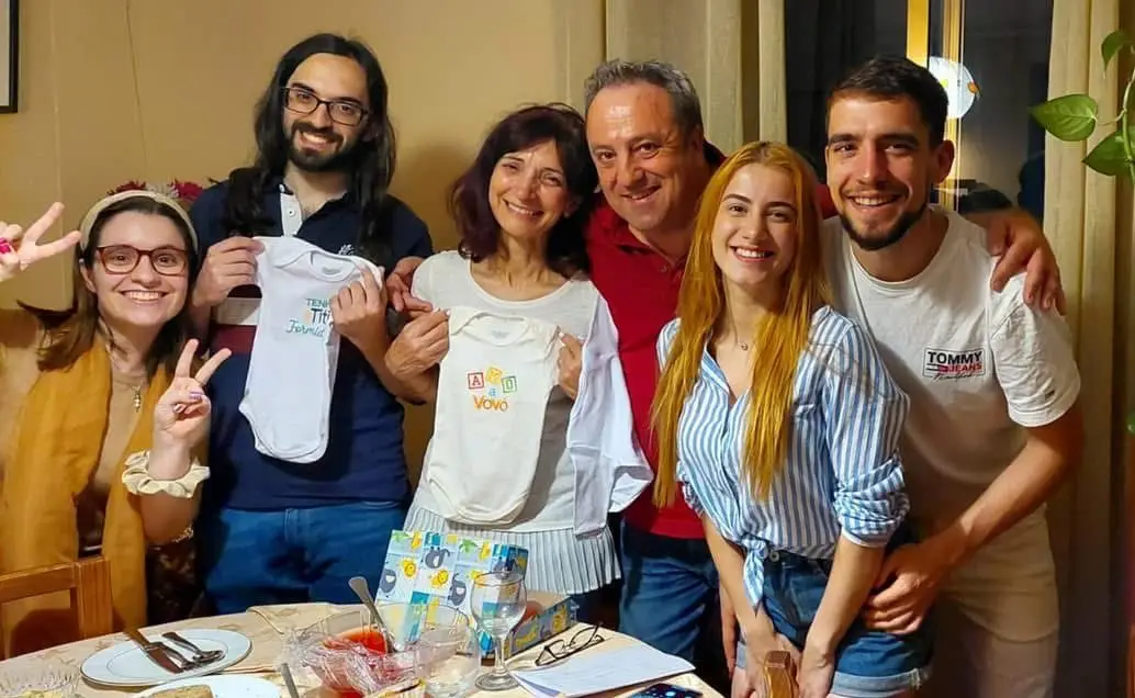 A cunhada, o irmão, os pais e a mulher de Luís (à direita), no dia em que este informou que ia ser pai
