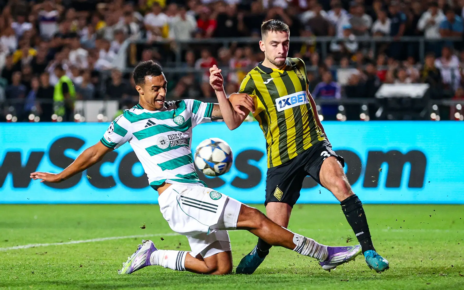 Luís Mata (à direita) assinou pelo Kairat do Cazaquistão em fevereiro de 2025