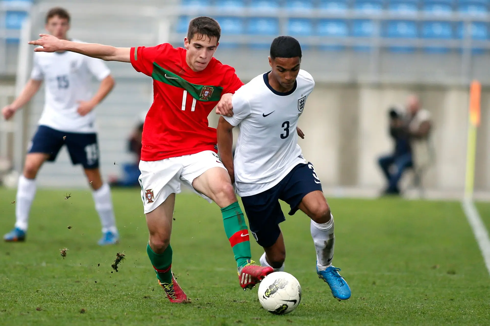 Luís (à esquerda) durante um jogo pela seleção de Sub 17