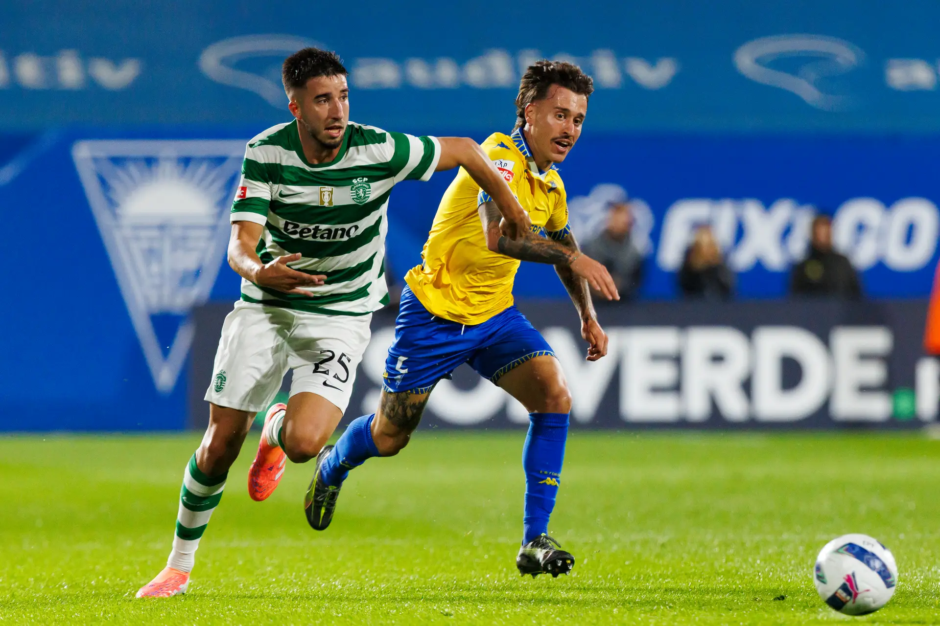 Cuidado, o Sporting às vezes tem mais dois médios e teve-os no Estoril, mas só até amainar