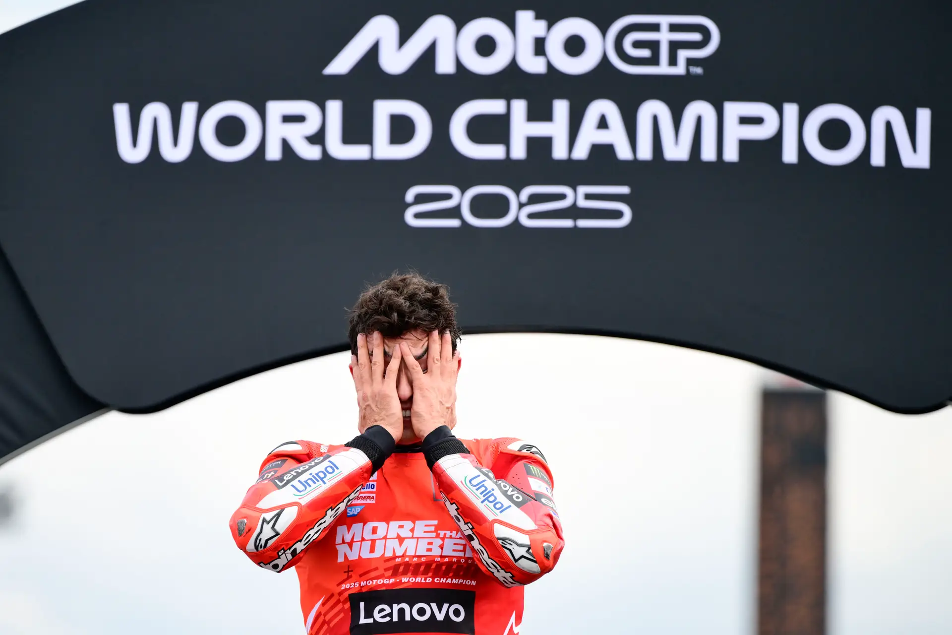 Valentino Rossi já tem companhia: foi apanhado pelo extraterrestre Marc Márquez