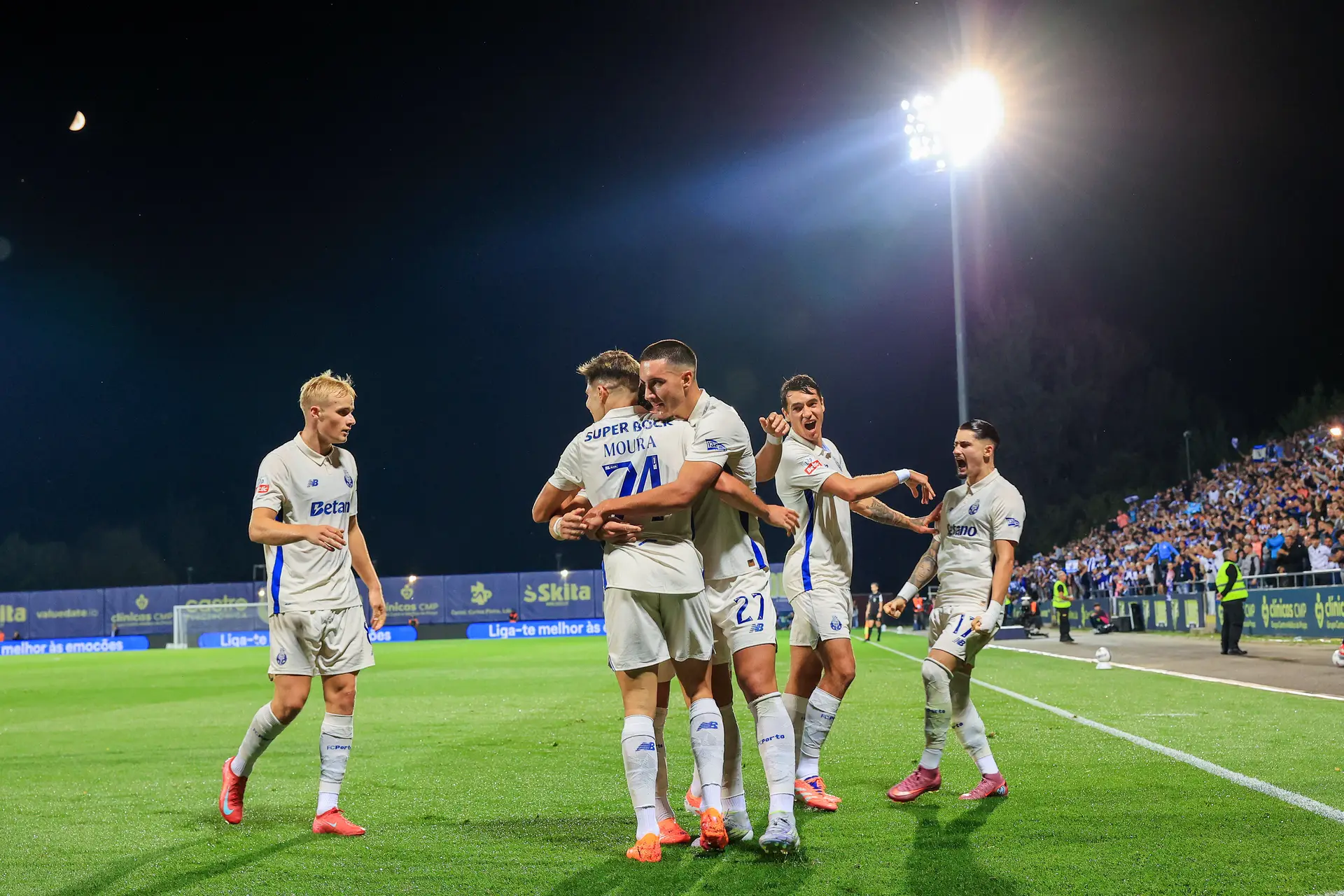 Os bois foram à frente, a carroça do FC Porto atrás. Assim, do modo mais natural do mundo, os dragões passaram em Arouca