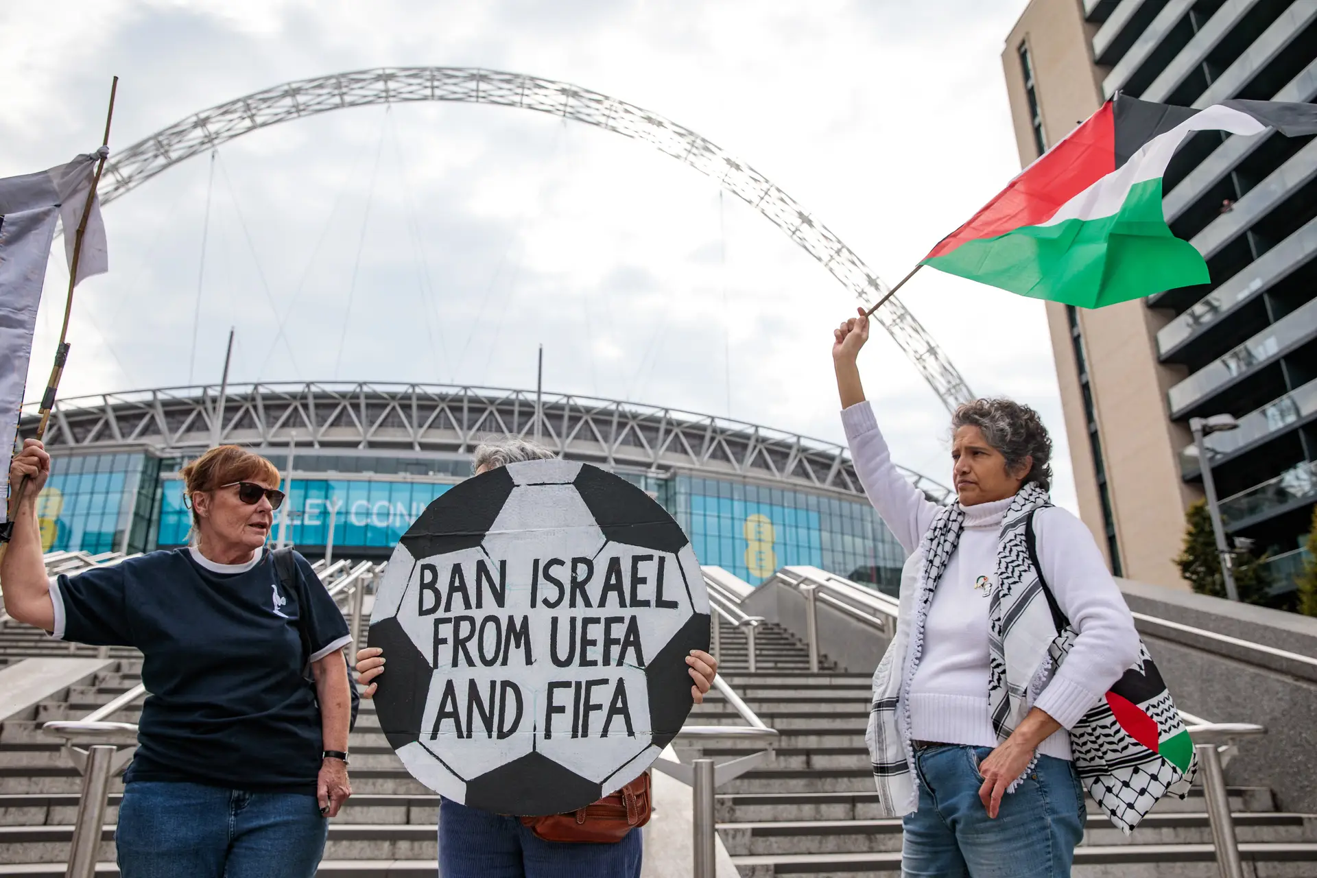 Manifestantes em frente a ao estádio de Wembley, em Londres
