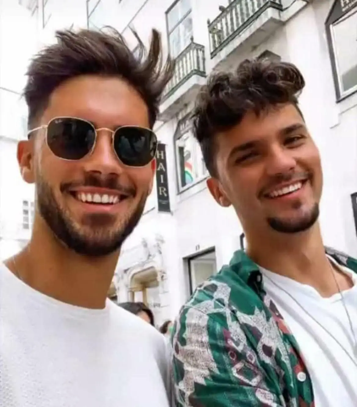 Pedro (à esquerda) com o irmão