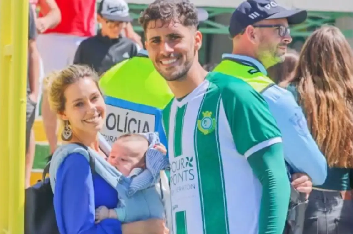 Na época 2022/23 Pedro assinou pelo V. Setubal. Na foto com a mulher e o filho recém nascido