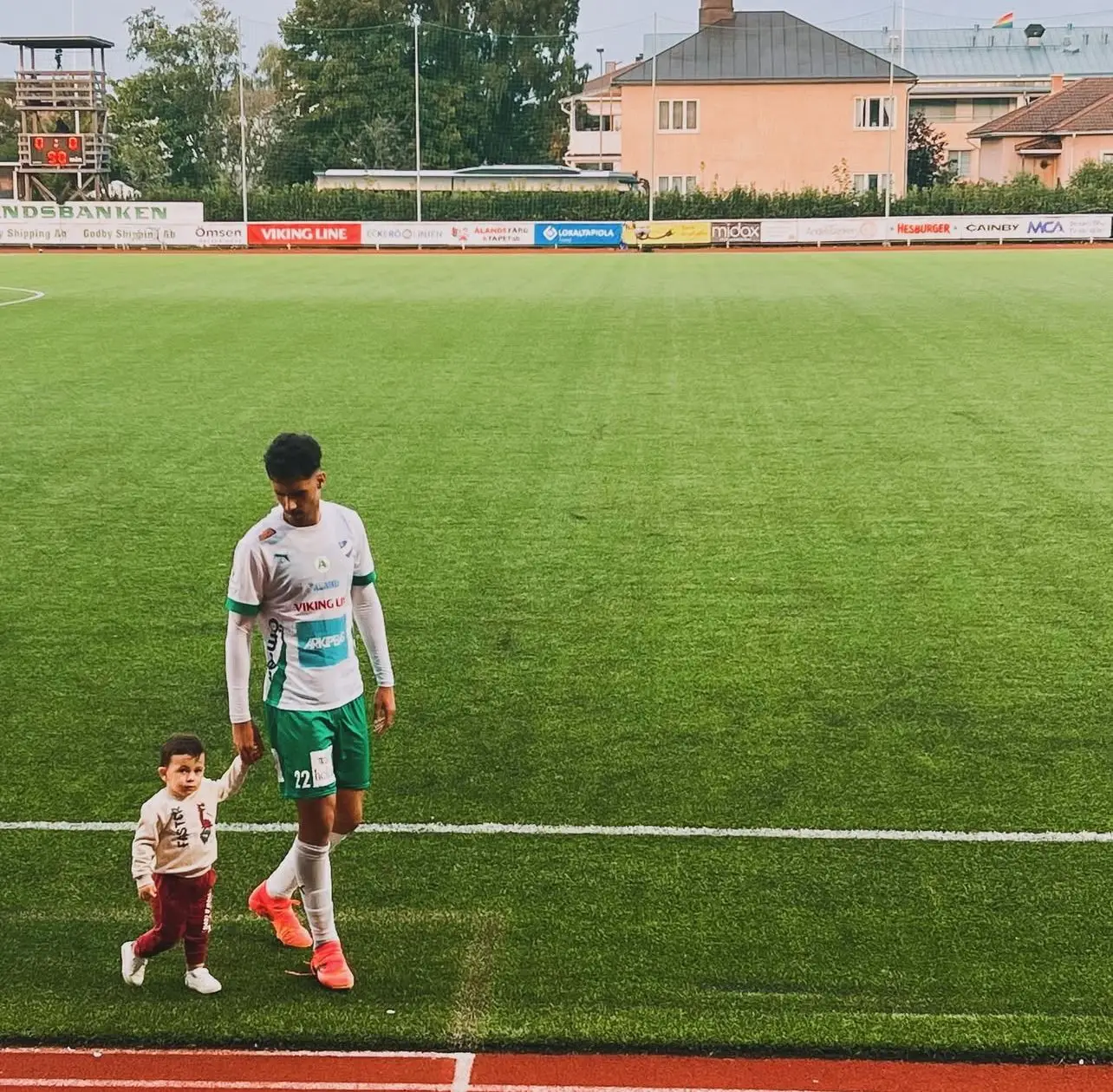 A sair do campo do clube finlandês com o filho pela mão