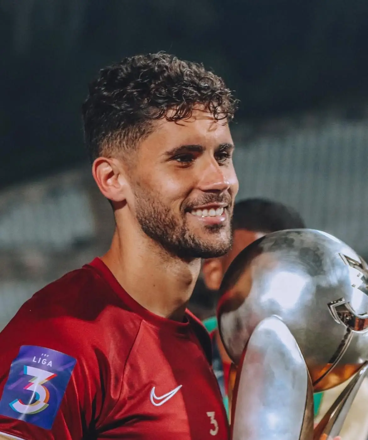 Pedro Machado com o troféu de campeão da Liga 3, pelo Torreense