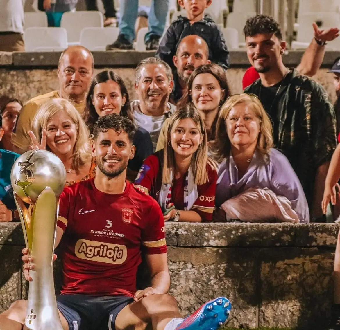 O central i campeão da Liga 3 pelo Torreense. Na foto com o troféu e a família atrás